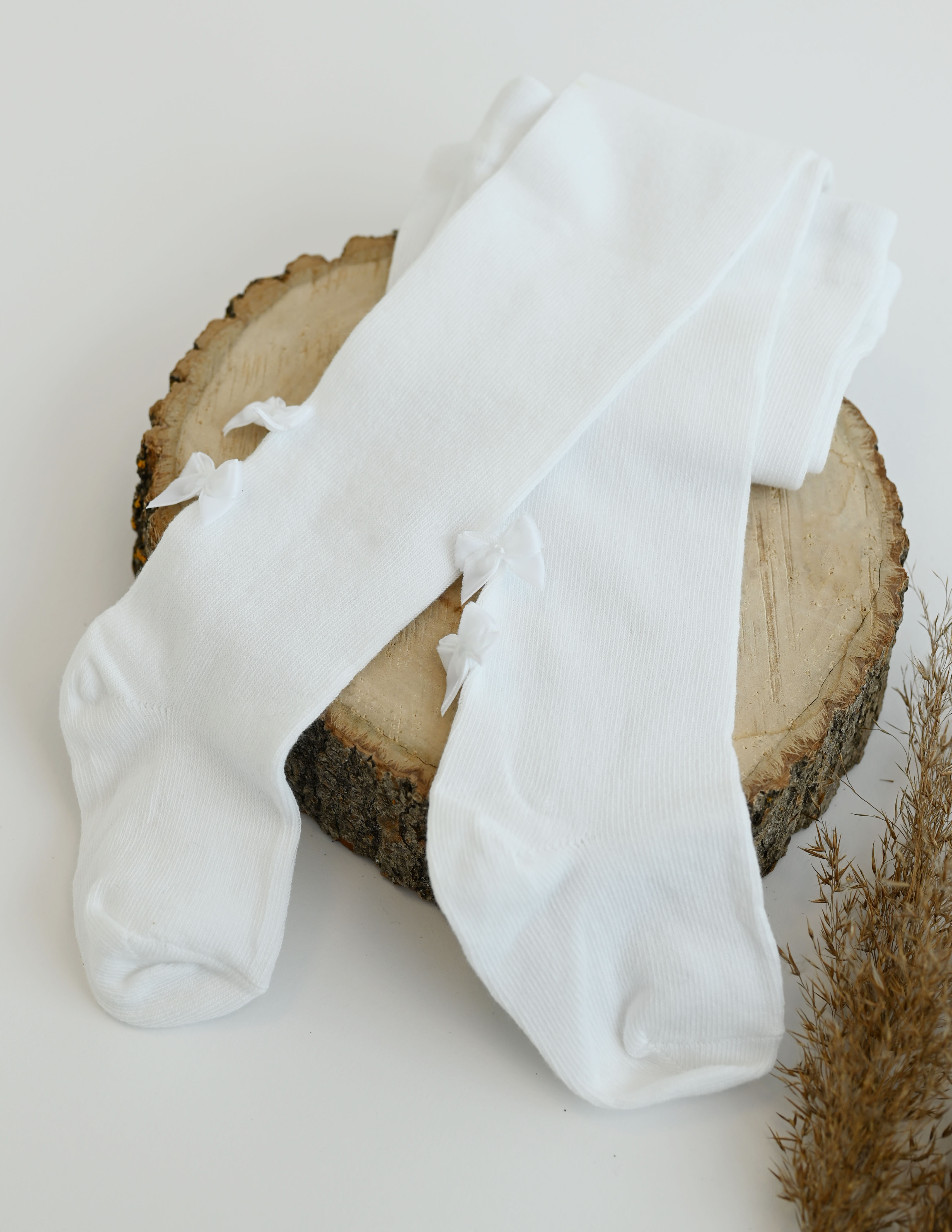 Baltos vaikiškos pėdkelnės su kaspinėliais