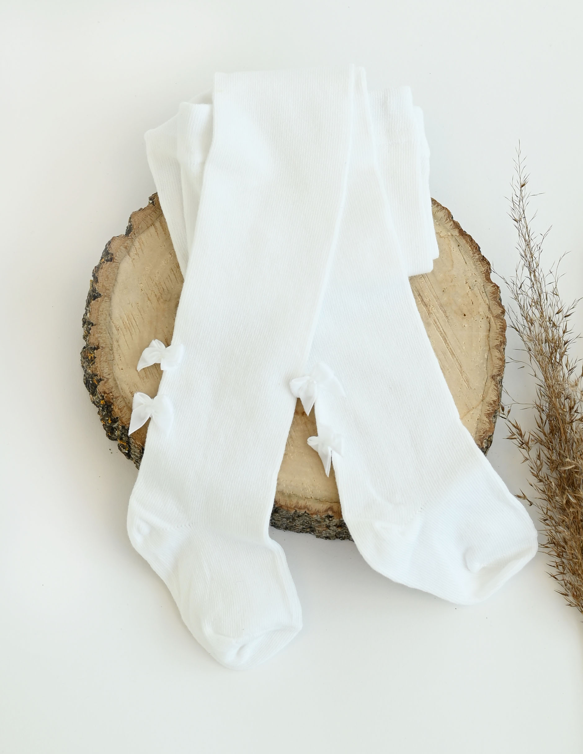 Baltos vaikiškos pėdkelnės su kaspinėliais