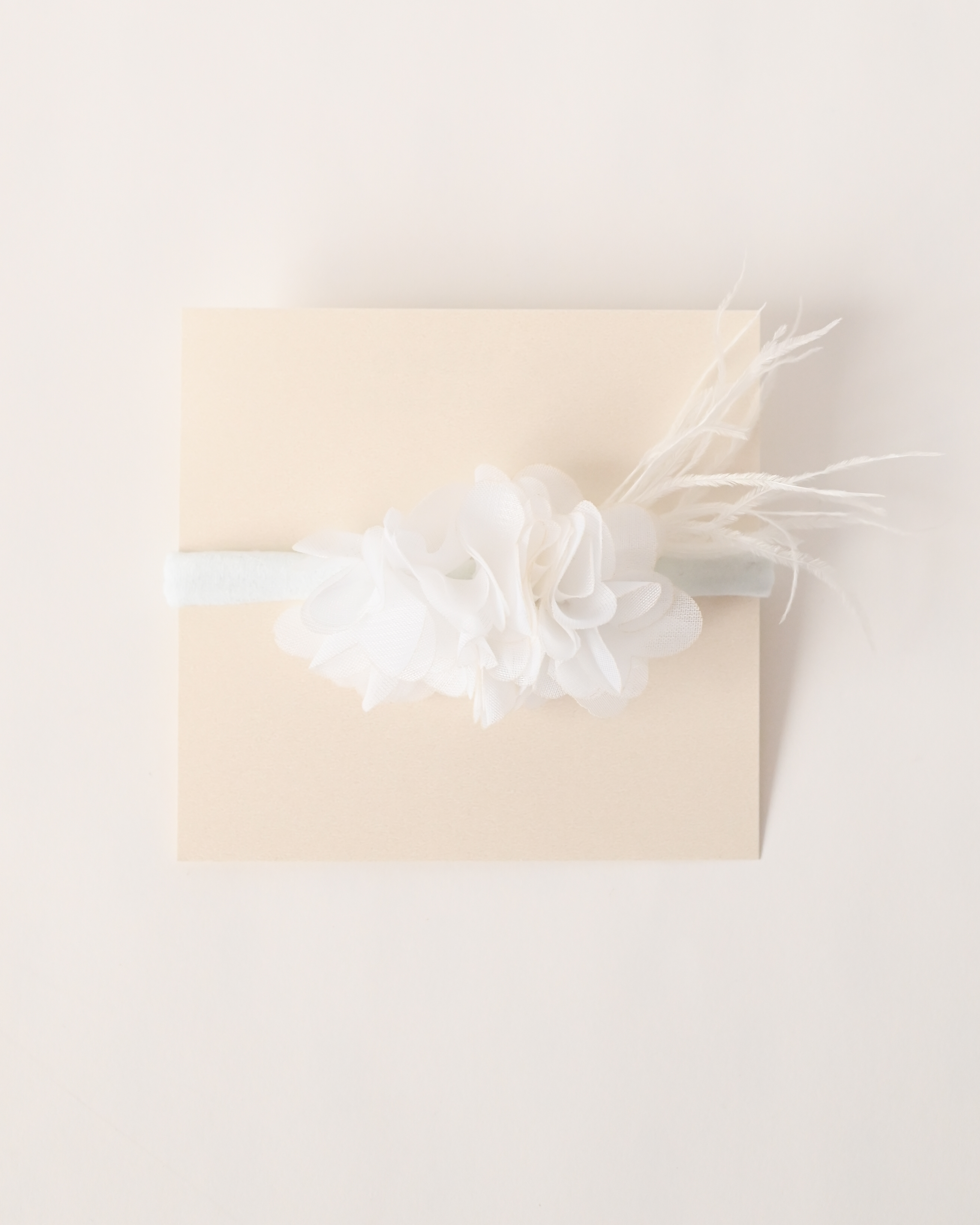 Galvajuostė kūdikiui "Beatričė" (balta)