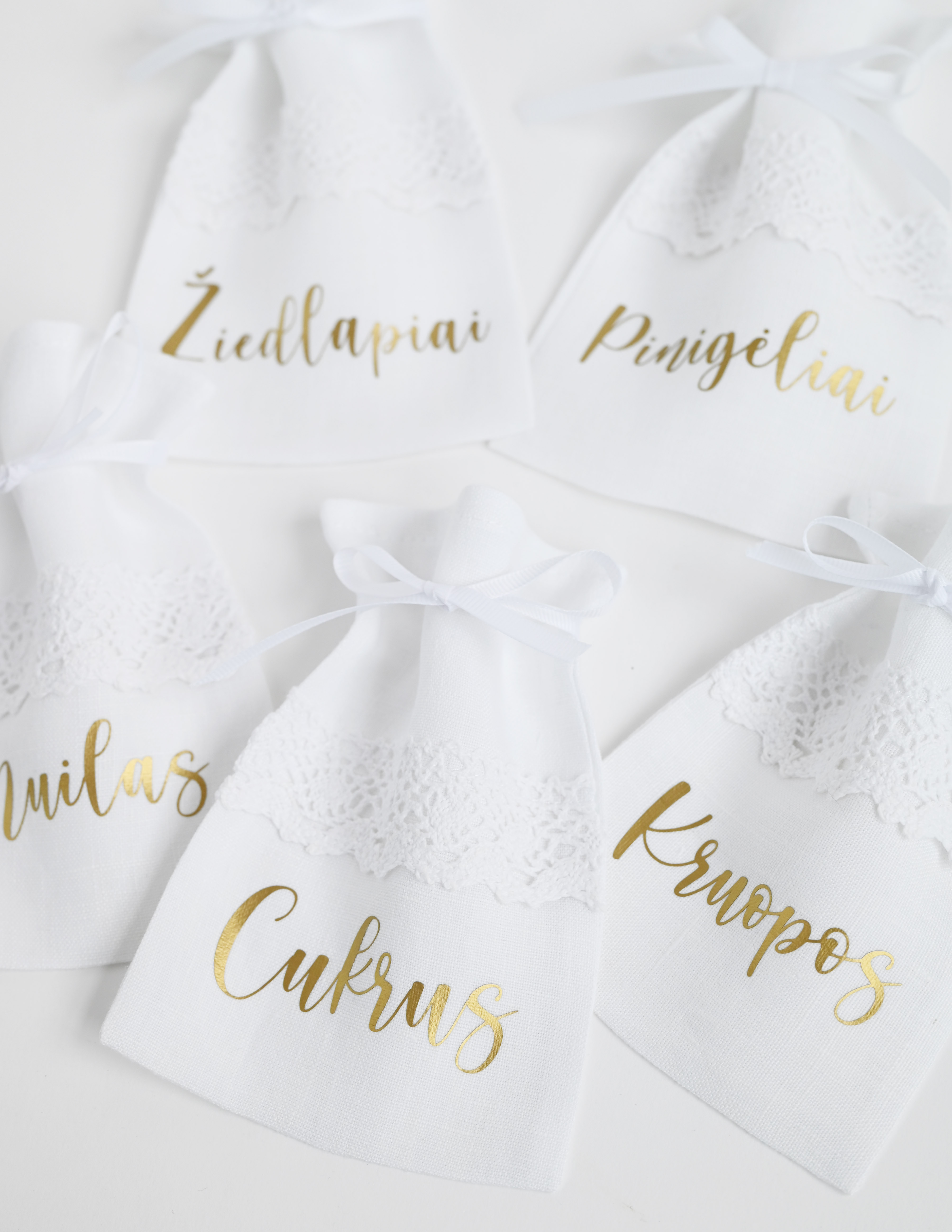 Lininis krikšto skraistės, žvakės ir maišelių rinkinys