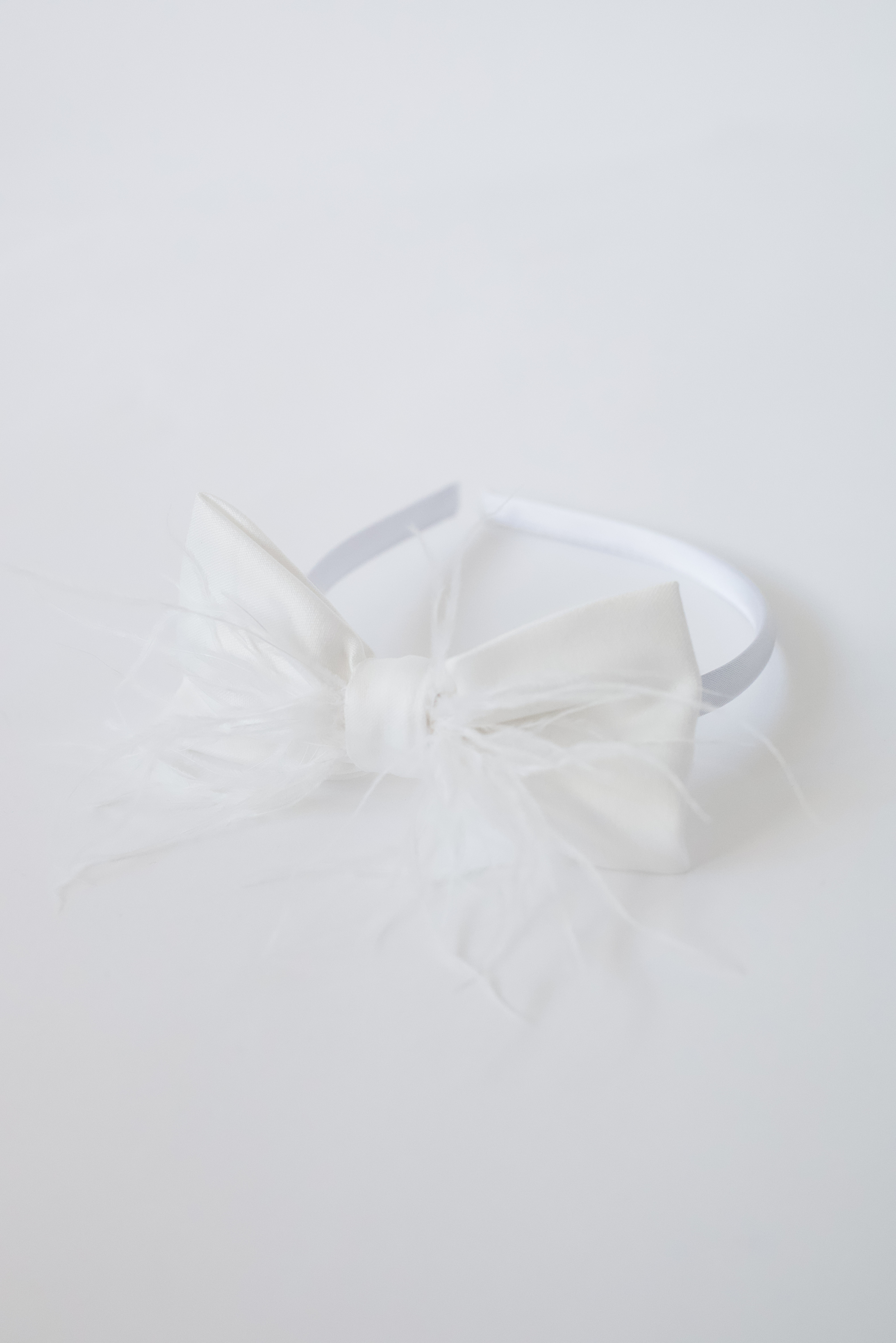 Plaukų lankelis su kaspinu ir plunksnomis