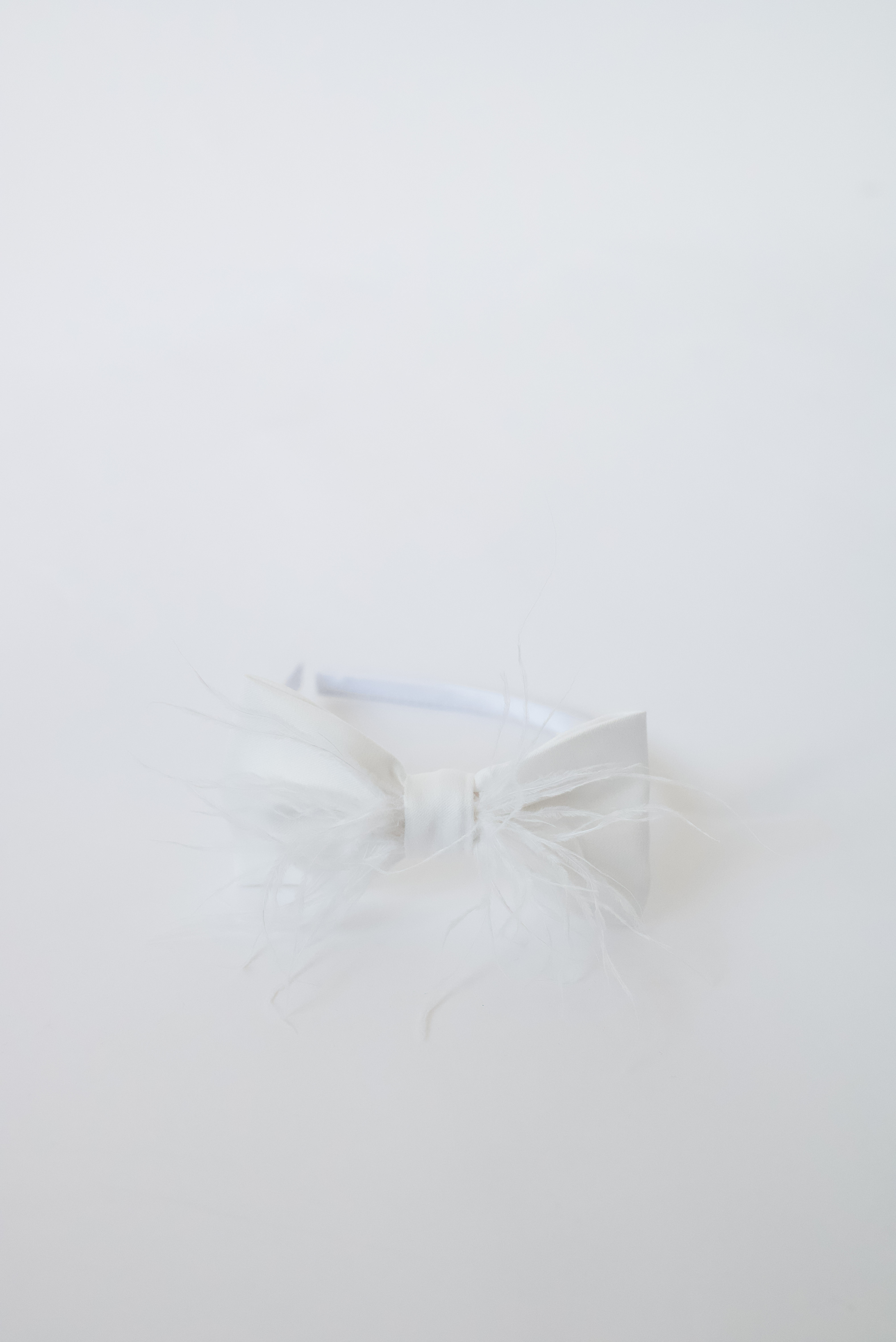 Plaukų lankelis su kaspinu ir plunksnomis 