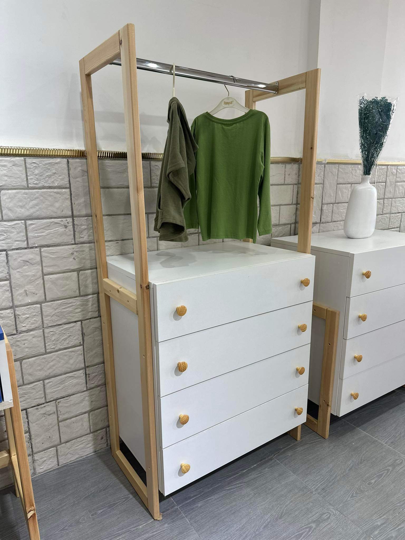 Commode 04 tiroirs avec tringle 90cm x 80cm x 40cm