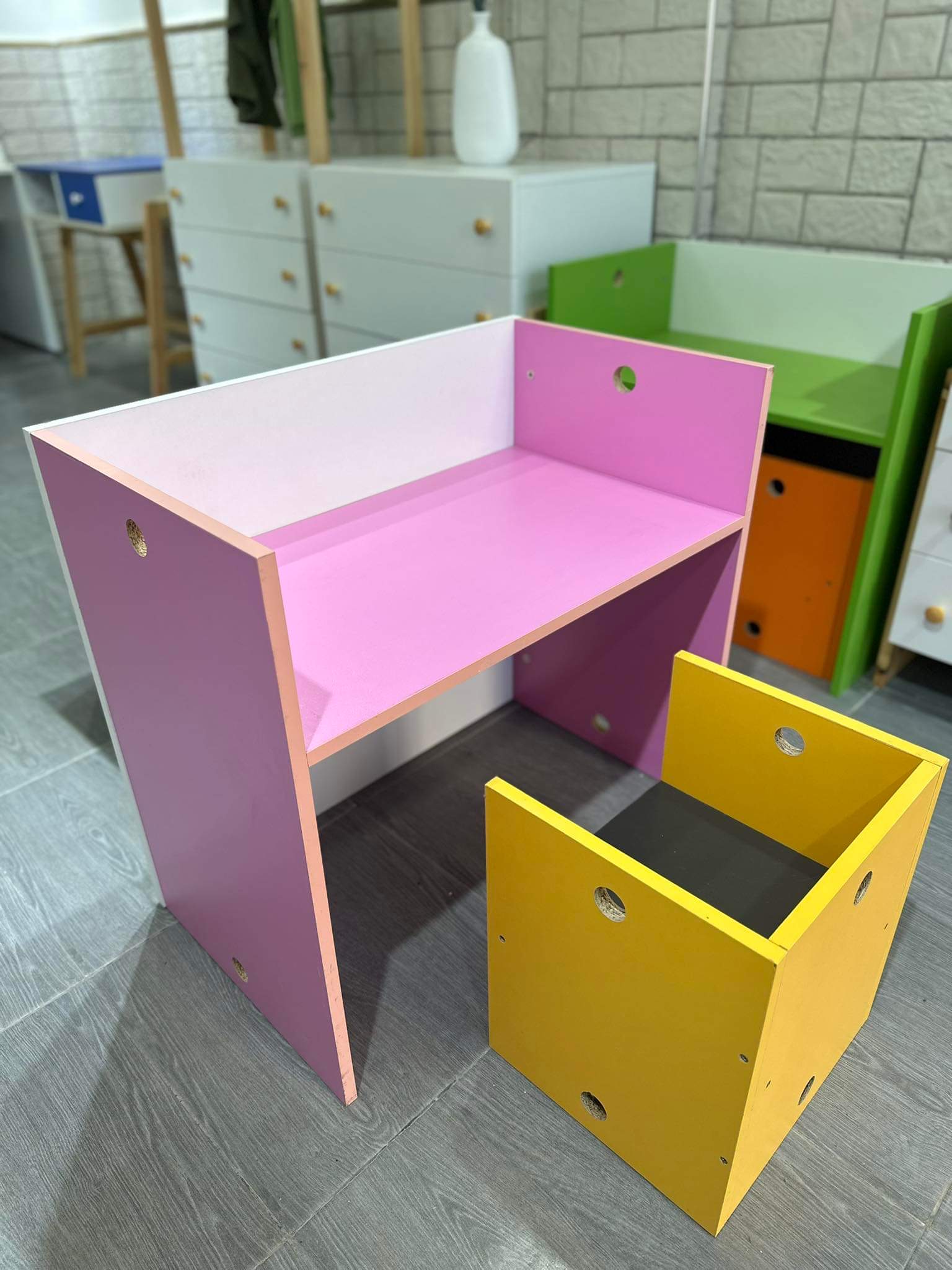 Table bureau convertible pour enfants 70cm x 70cm x 45cm