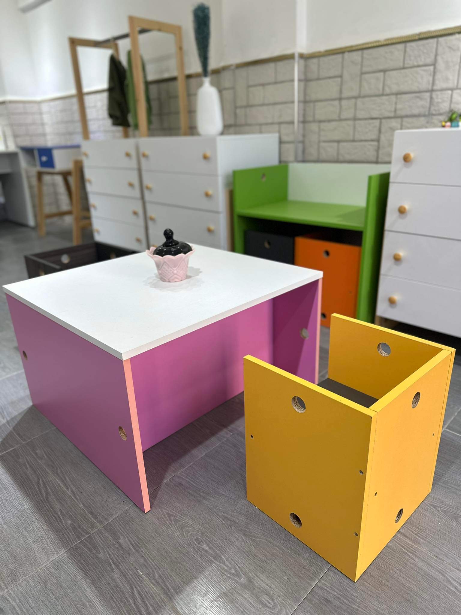 Table bureau convertible pour enfants 70cm x 70cm x 45cm