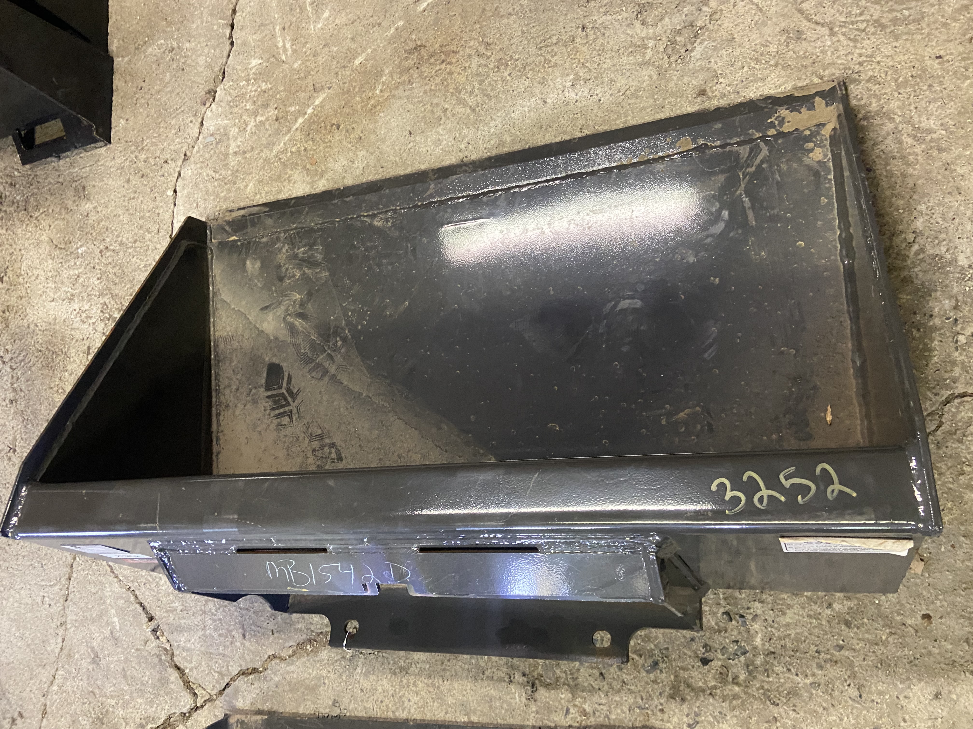 Brand New 42 Inch Dingo Bucket by Iron Craft