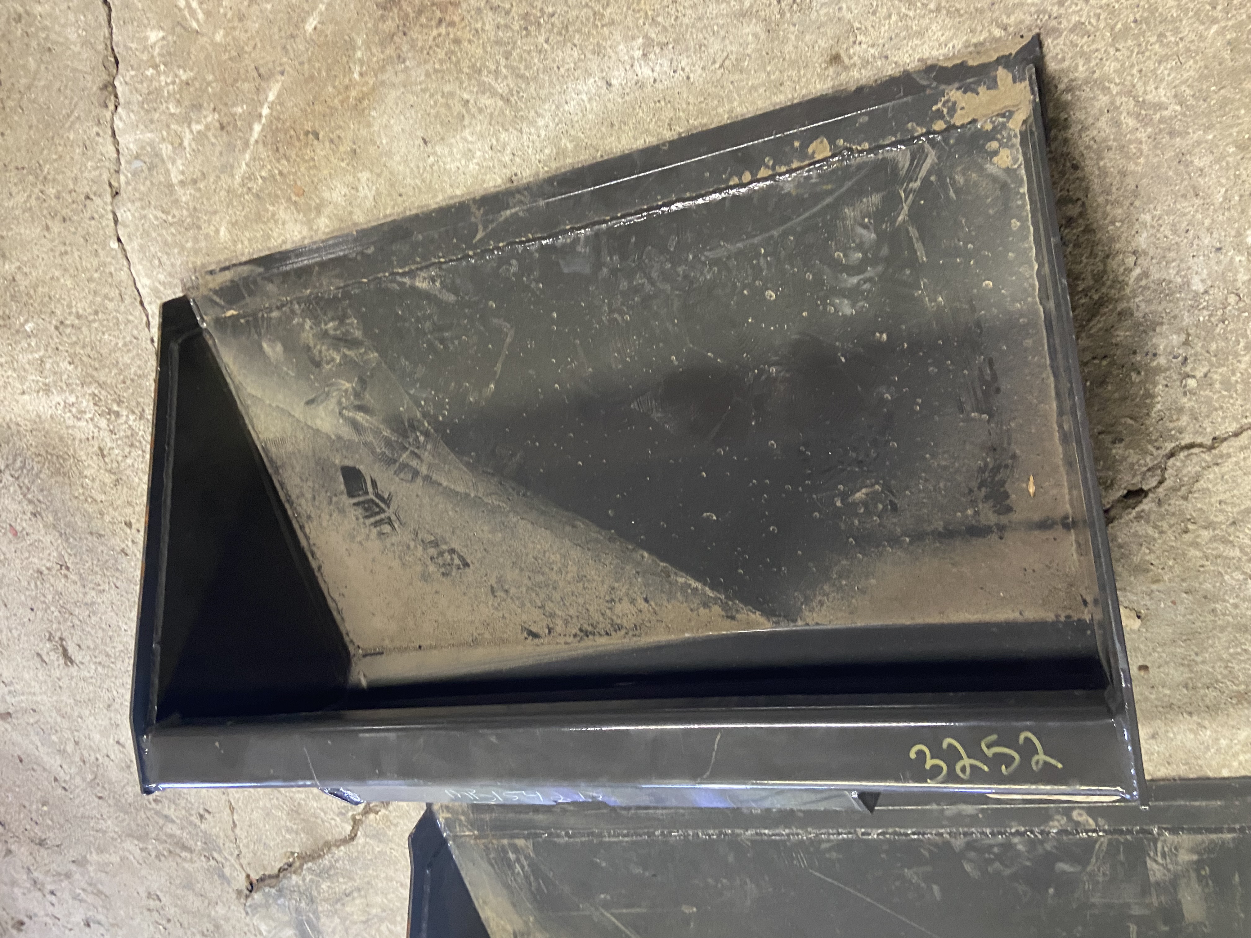 Brand New 42 Inch Dingo Bucket by Iron Craft