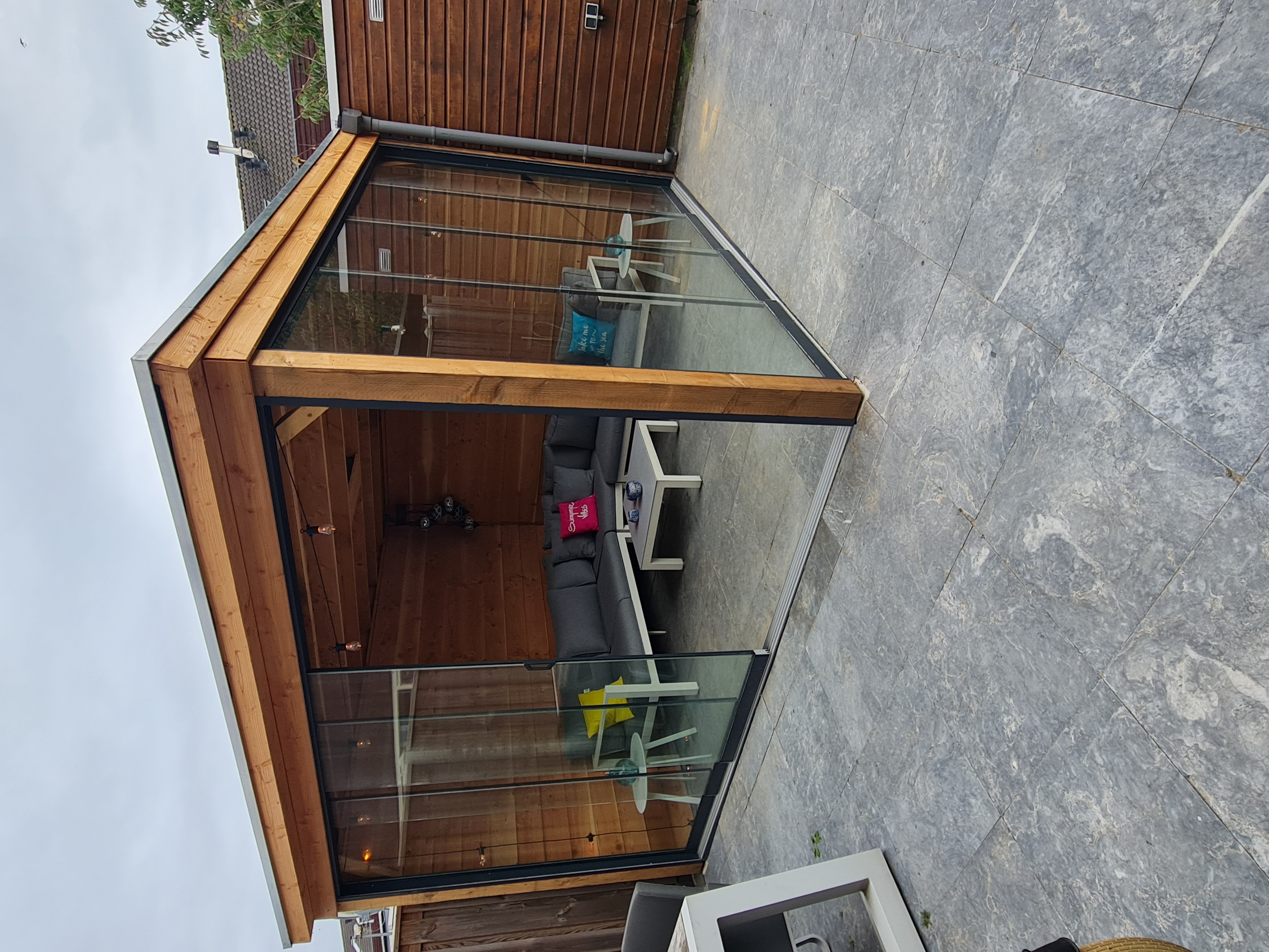 4-rail glazen schuifwand met heldere glazen