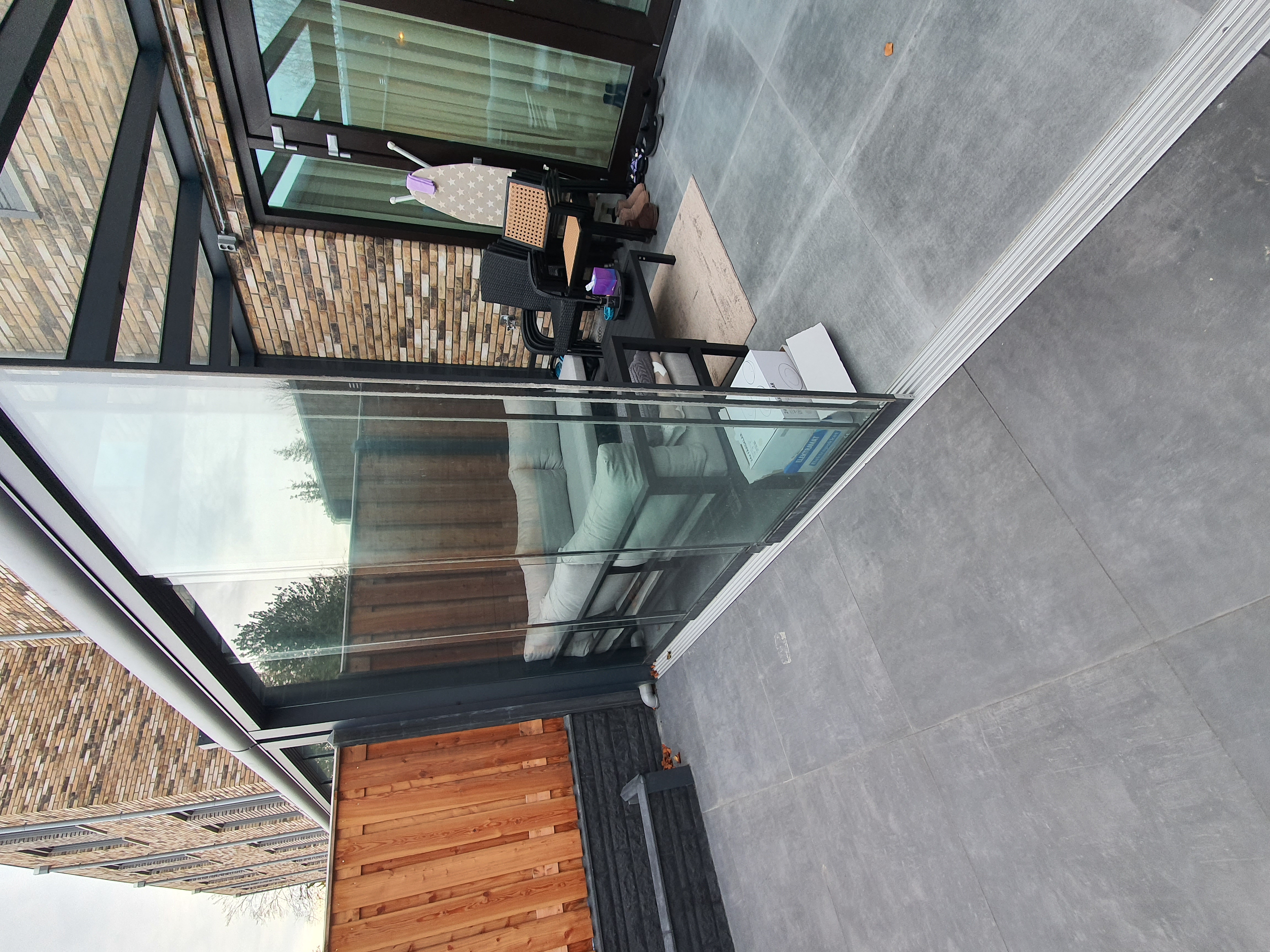 Glazen schuifwand 6-railsysteem met heldere glazen