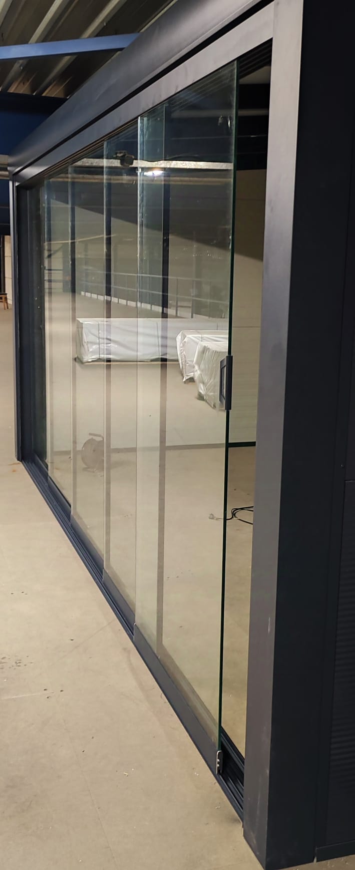 Glazen schuifwand 5-railsysteem met heldere glazen