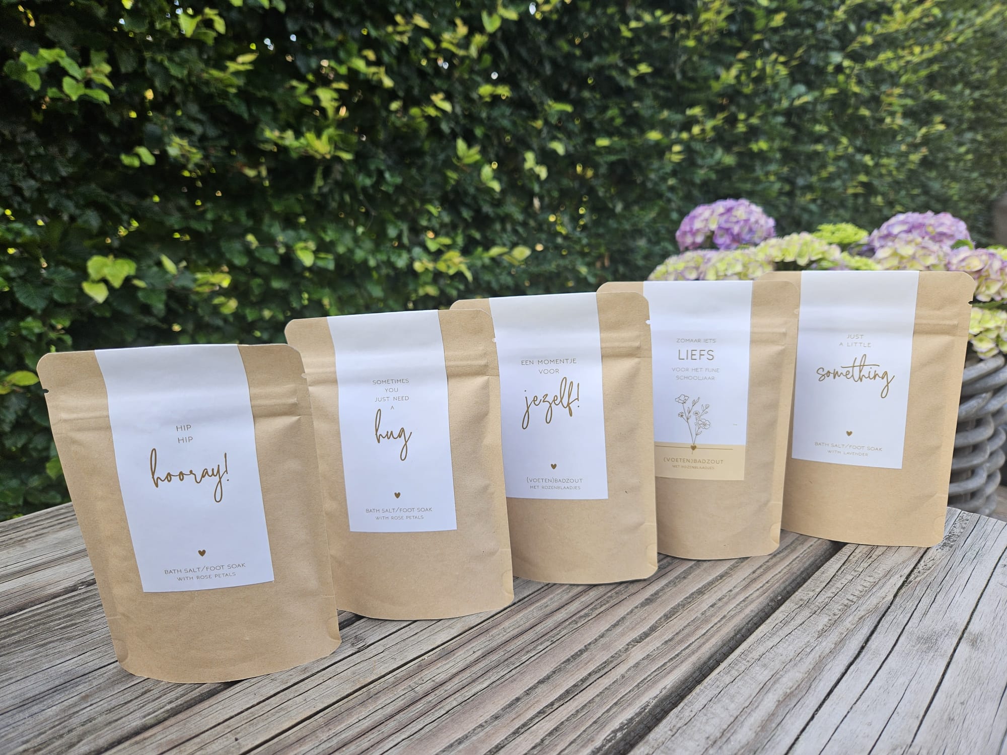 (voeten)badzout met lavendel of rozenblaadjes