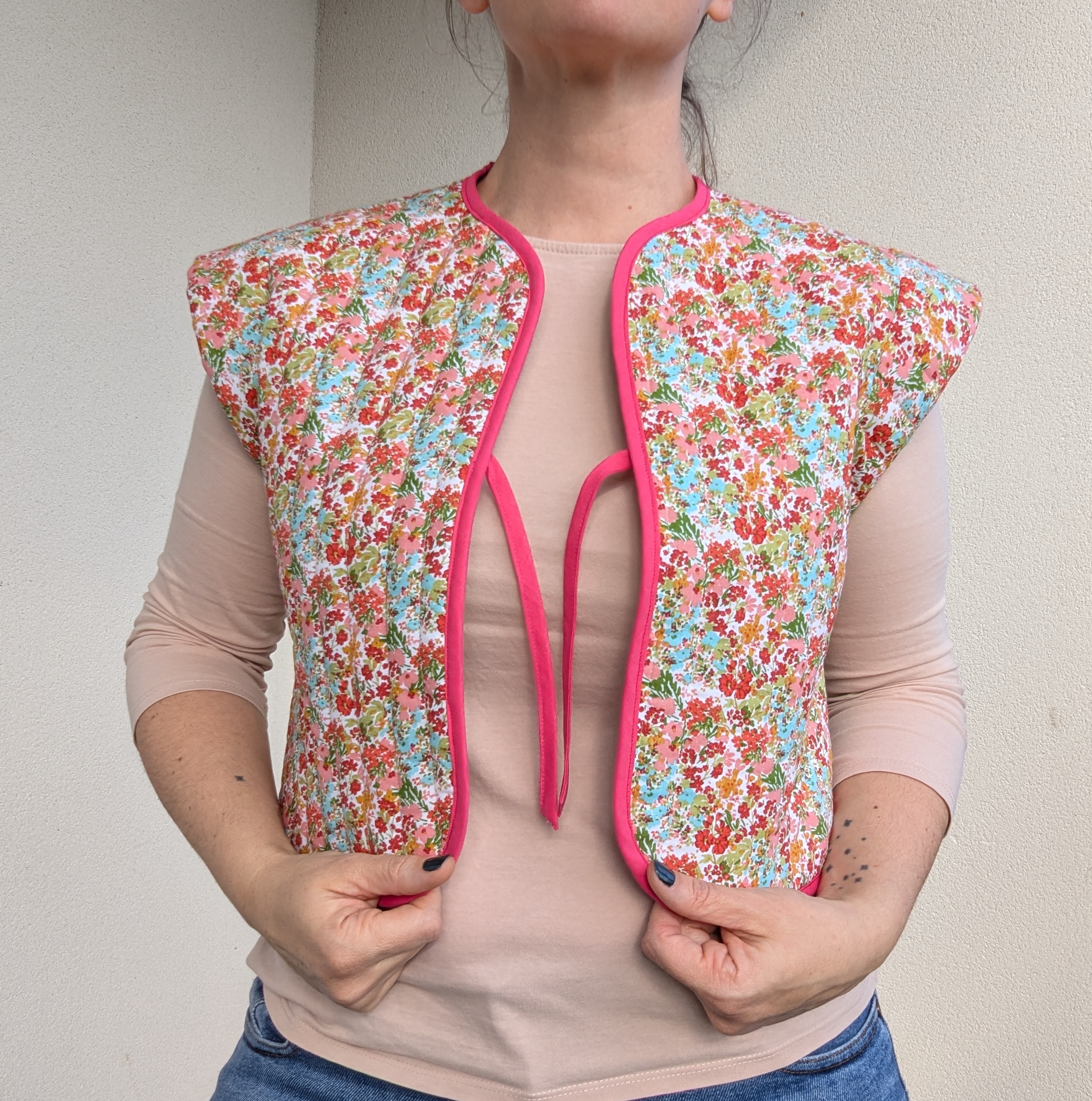 Gilet bohème à emmanchures - ruban rose