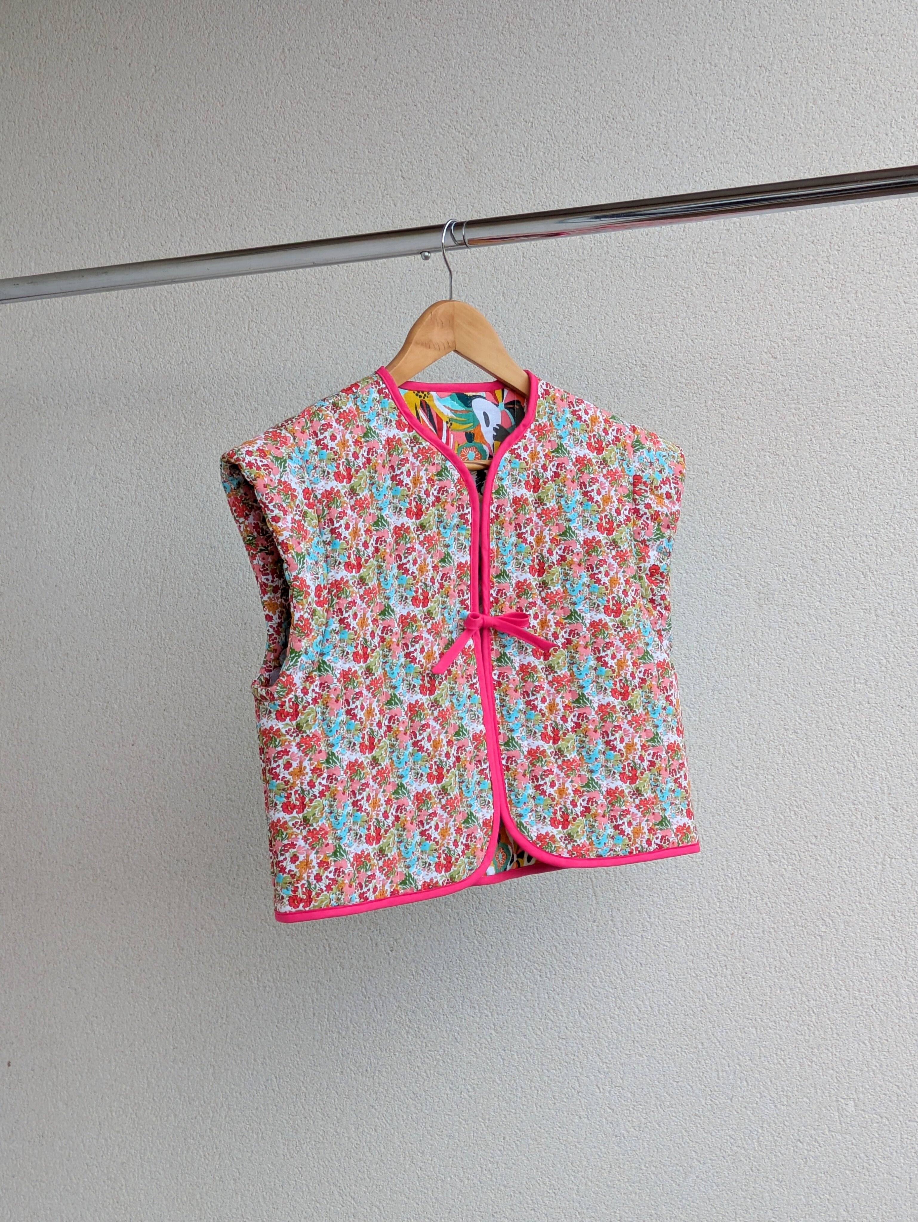 Gilet bohème à emmanchures - ruban rose