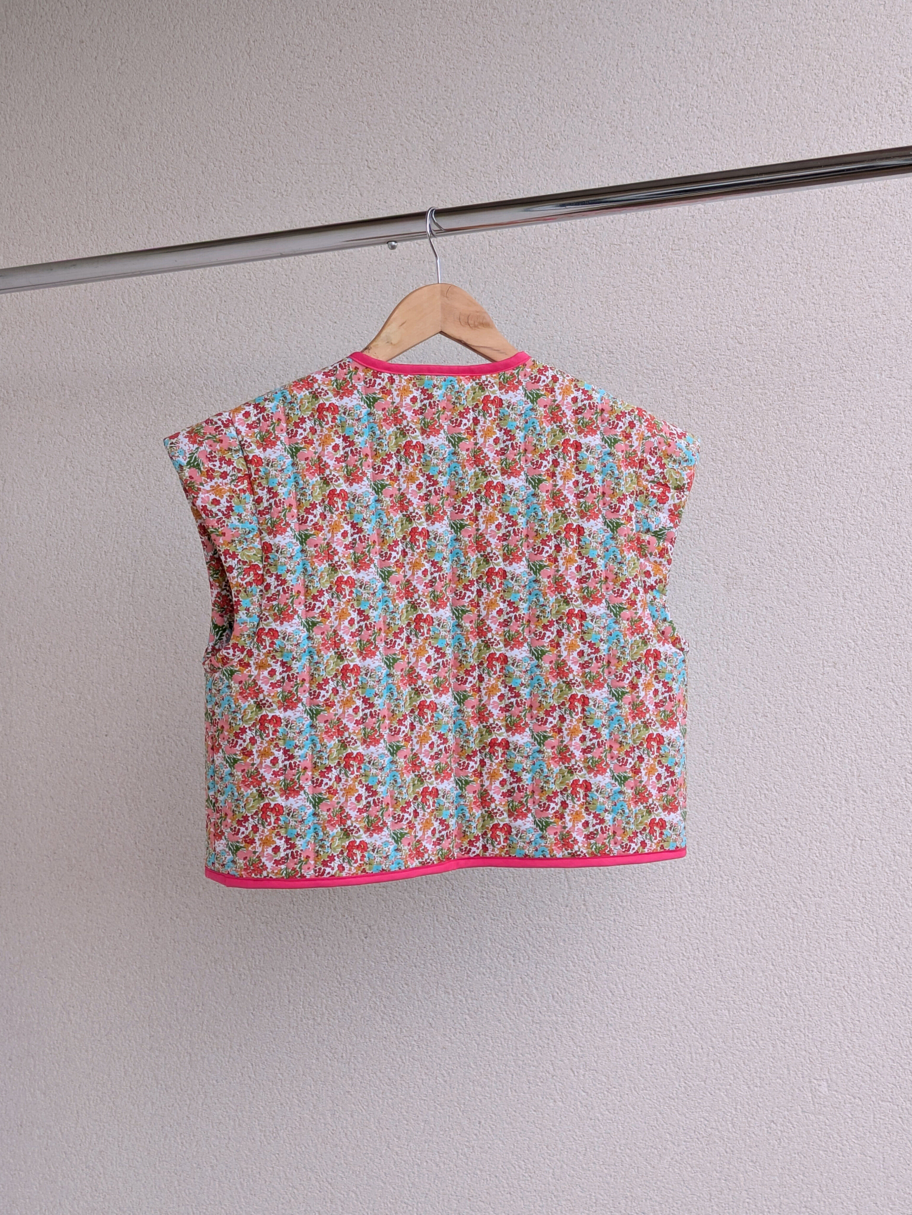 Gilet bohème à emmanchures - ruban rose