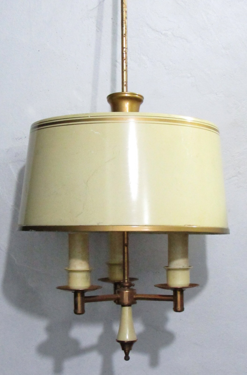lustre para três lâmpadas confeccionado em metal dourado