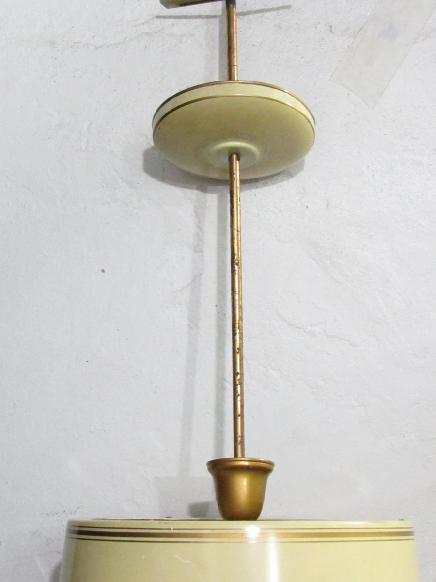 lustre para três lâmpadas confeccionado em metal dourado