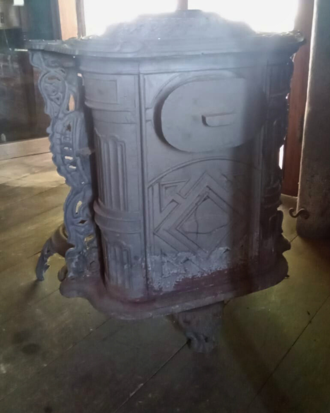 Aquecedor à Lenha Antigo em Ferro Fundido 