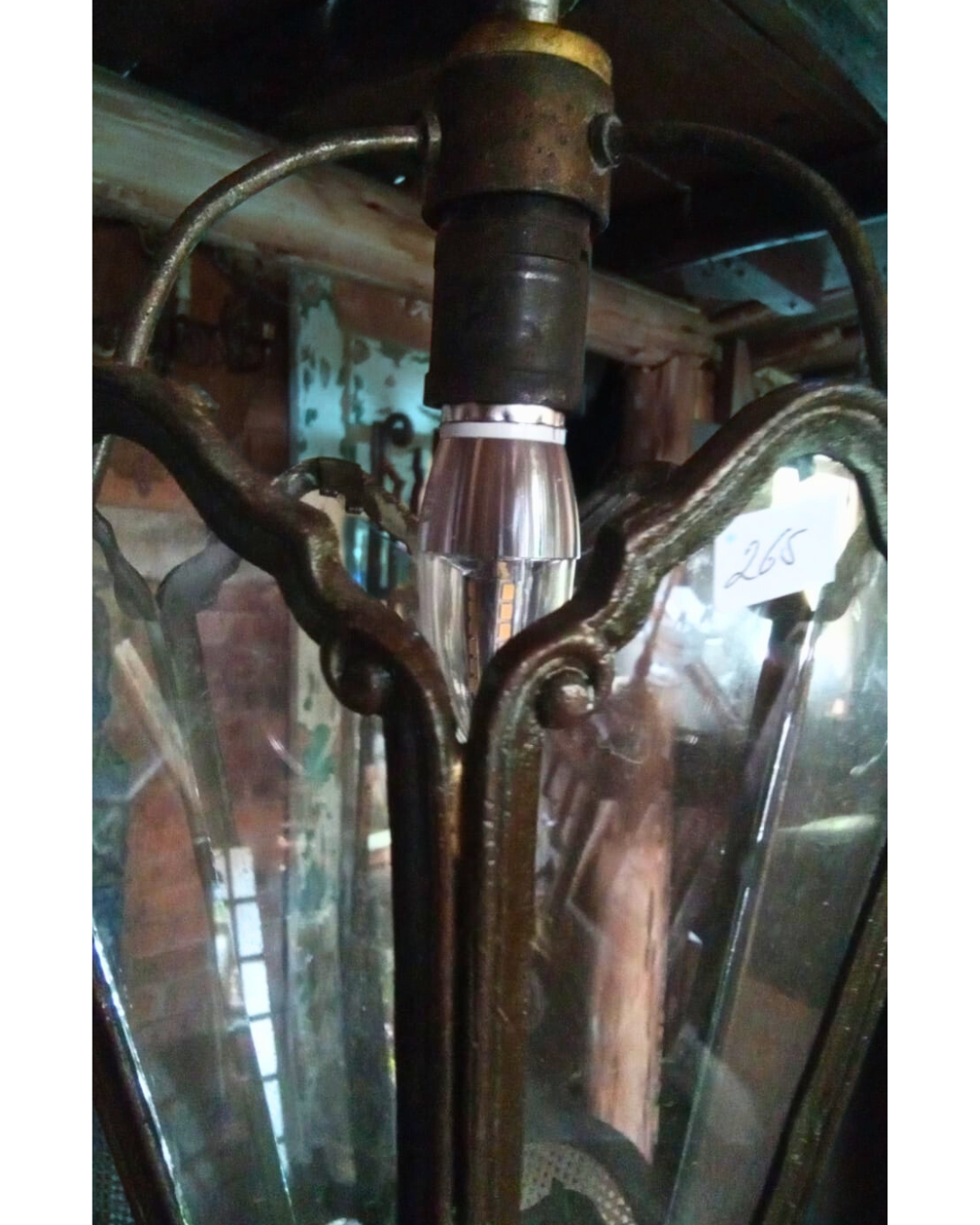 Lustre de Teto Artesanal em Ferro fundido com Design Rústico e Vintage, Adornado com Placas de Vidro