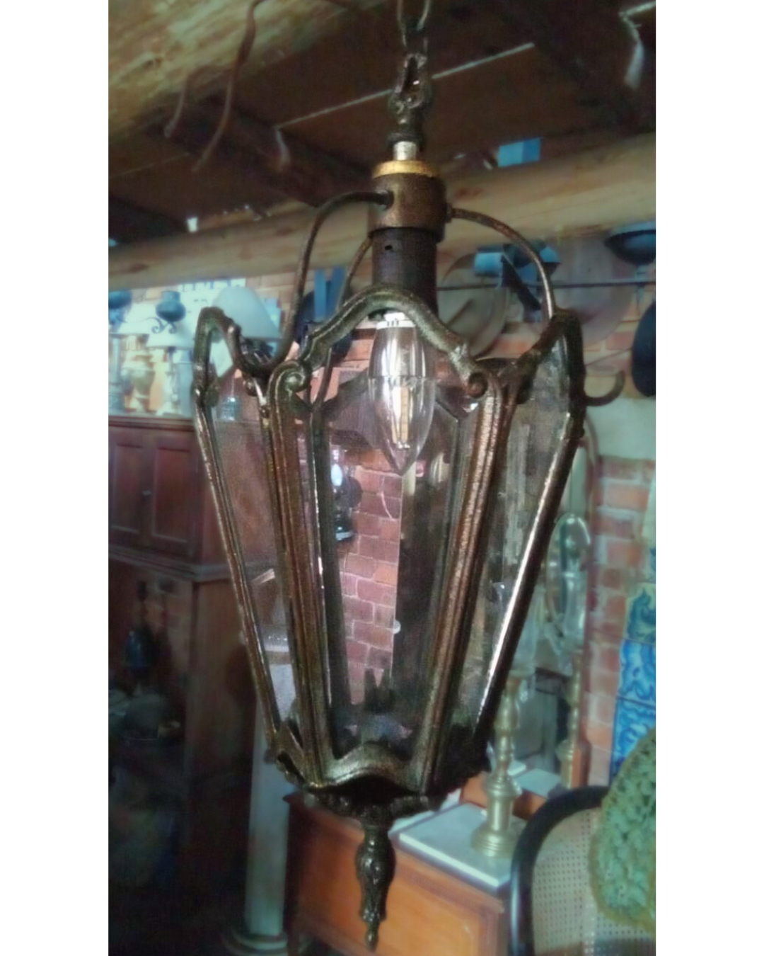 Lustre de Teto Artesanal em Ferro fundido com Design Rústico e Vintage, Adornado com Placas de Vidro