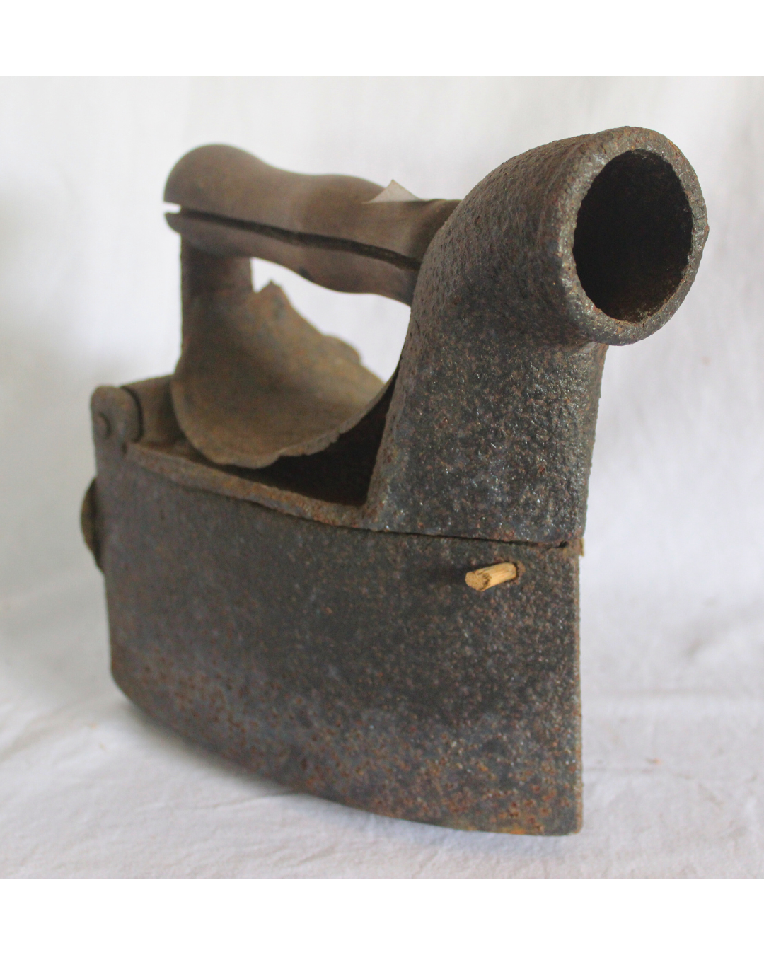 Ferro a carvão antigo