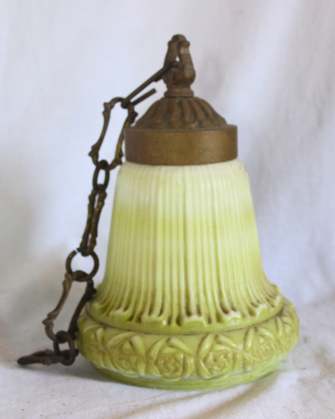 Lustre Individual com Cúpula em Vidro Trabalhado esverdeado amarelado e Latão