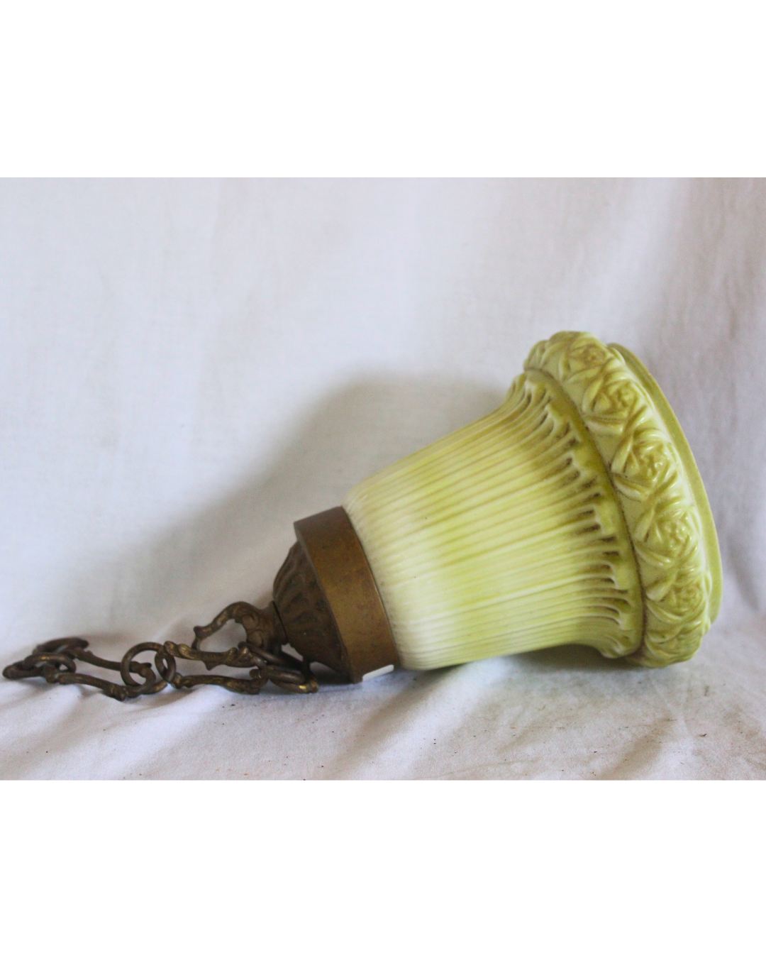 Lustre Individual com Cúpula em Vidro Trabalhado esverdeado amarelado e Latão