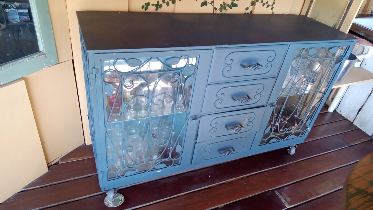 Raro Bufete Azul em chapa de Ferro com Rodízios - 4 Gavetas e Portas de Vidro - 154cm
