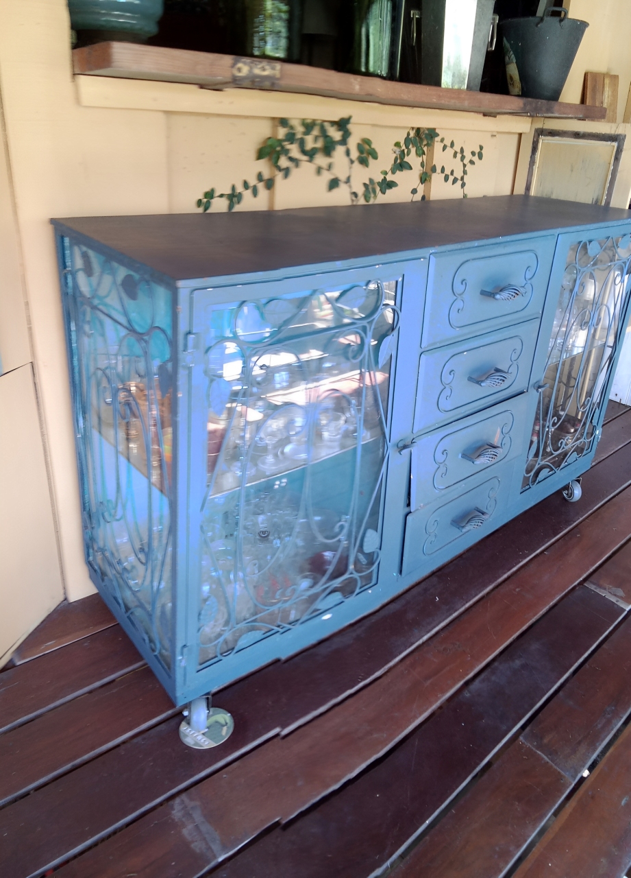 Raro Bufete Azul em chapa de Ferro com Rodízios - 4 Gavetas e Portas de Vidro - 154cm
