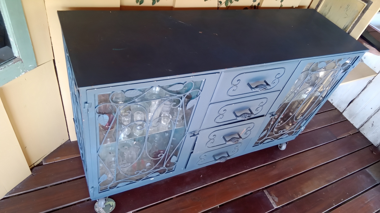 Raro Bufete Azul em chapa de Ferro com Rodízios - 4 Gavetas e Portas de Vidro - 154cm