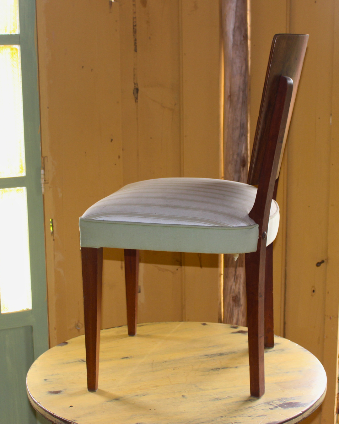 Cadeira Vintage Mid-Century em Madeira Nobre com Encosto Curvo - Assento Estofado