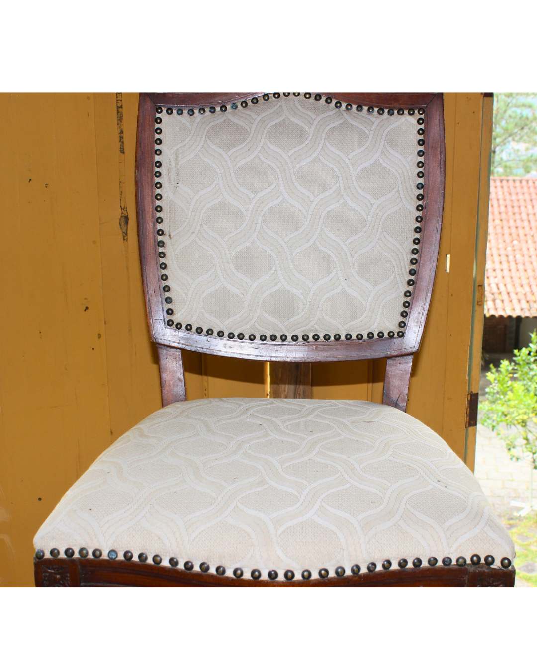 Cadeira Clássica Vintage em Madeira Entalhada com Tachas - Estilo Luis XVI