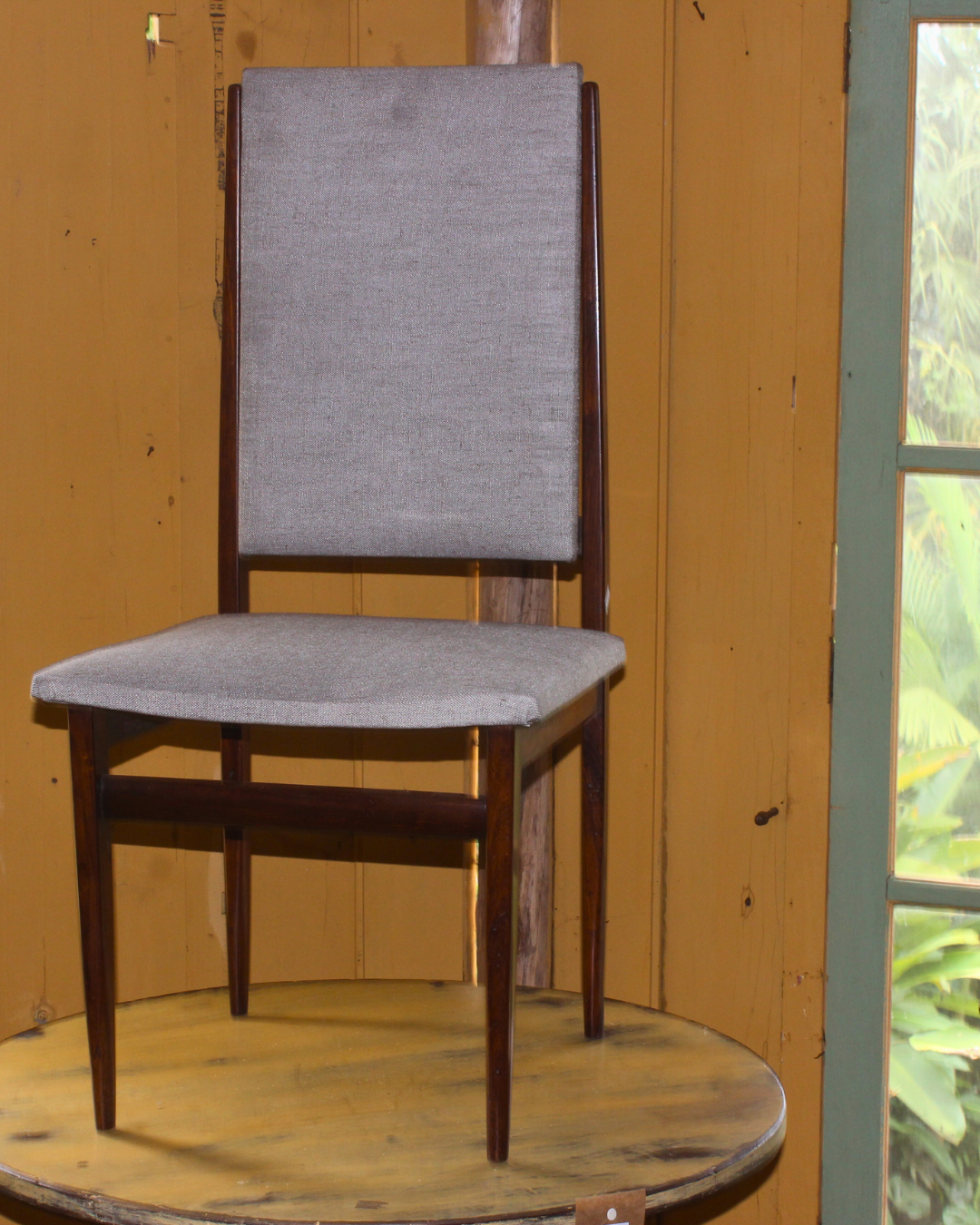Cadeira Vintage Mid-Century em Madeira Escura - Estofado Cinza Linho - Design Minimalista