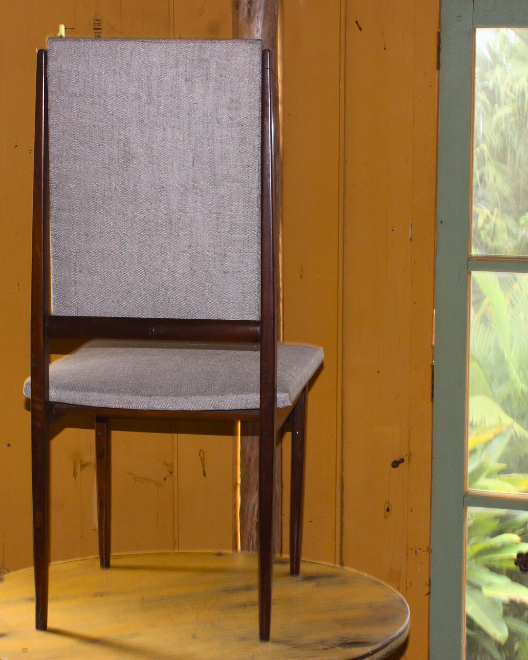 Cadeira Vintage Mid-Century em Madeira Escura - Estofado Cinza Linho - Design Minimalista