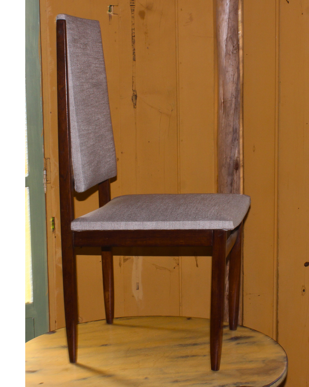 Cadeira Vintage Mid-Century em Madeira Escura - Estofado Cinza Linho - Design Minimalista