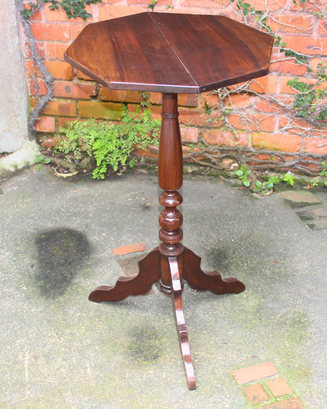 Mesa de Canto / Lateral Clássica Octogonal com Pedestal Torneado - Madeira Escura 81cm
