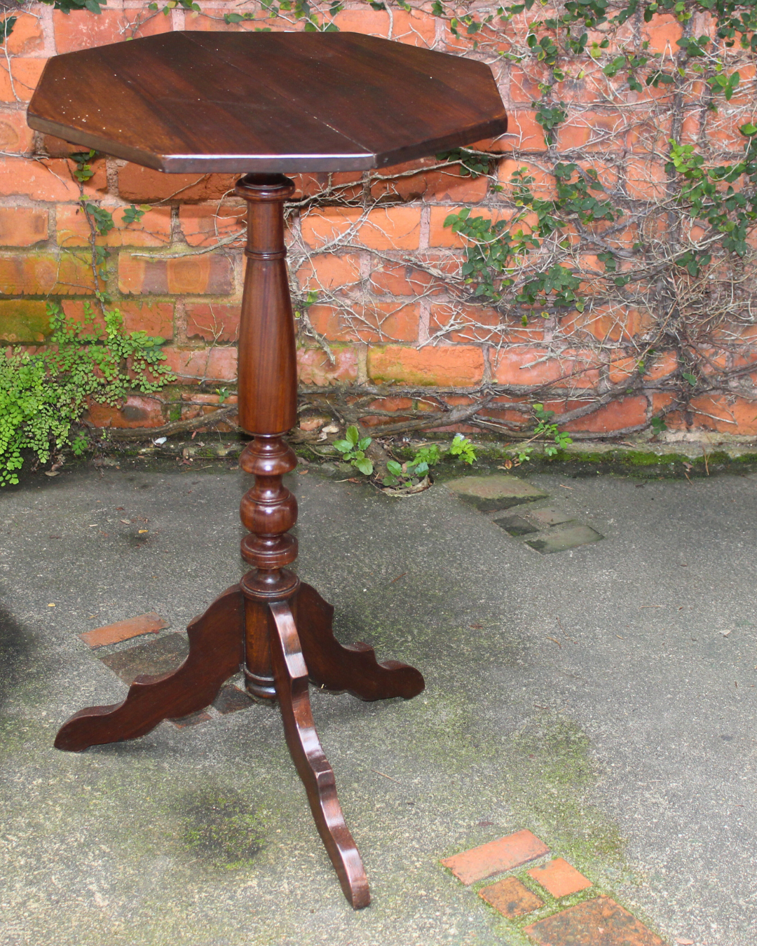 Mesa de Canto / Lateral Clássica Octogonal com Pedestal Torneado - Madeira Escura 81cm