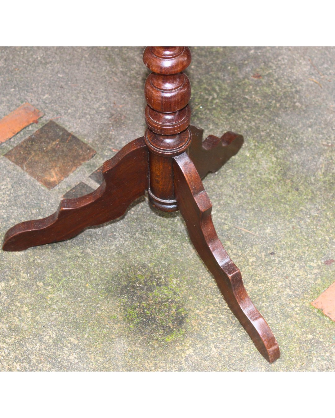 Mesa de Canto / Lateral Clássica Octogonal com Pedestal Torneado - Madeira Escura 81cm