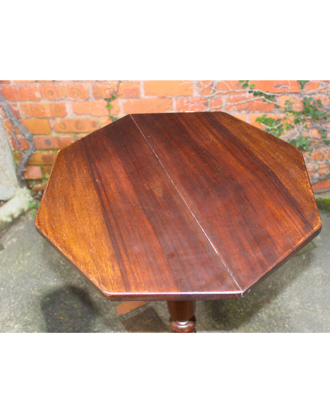 Mesa de Canto / Lateral Clássica Octogonal com Pedestal Torneado - Madeira Escura 81cm