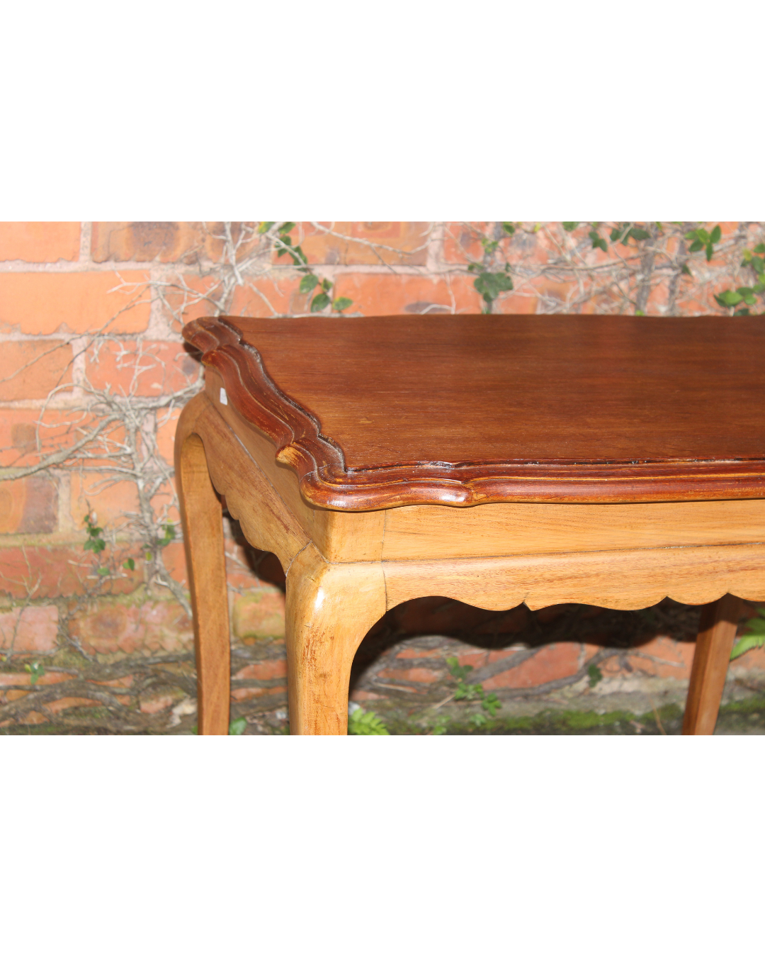 Mesa Lateral / Centro Baixa Vintage Bicolor - Estilo Clássico com Pés Cabriole