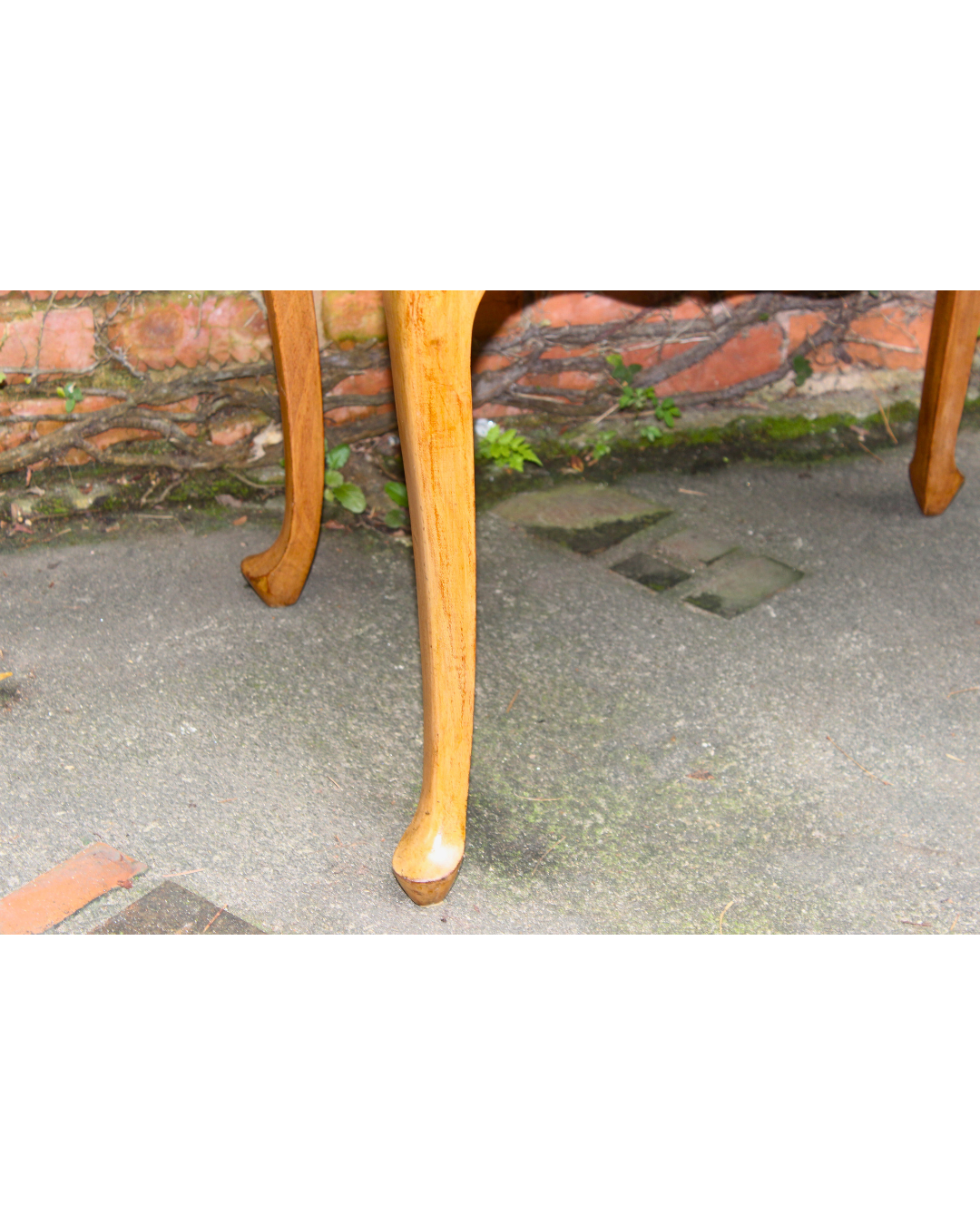 Mesa Lateral / Centro Baixa Vintage Bicolor - Estilo Clássico com Pés Cabriole