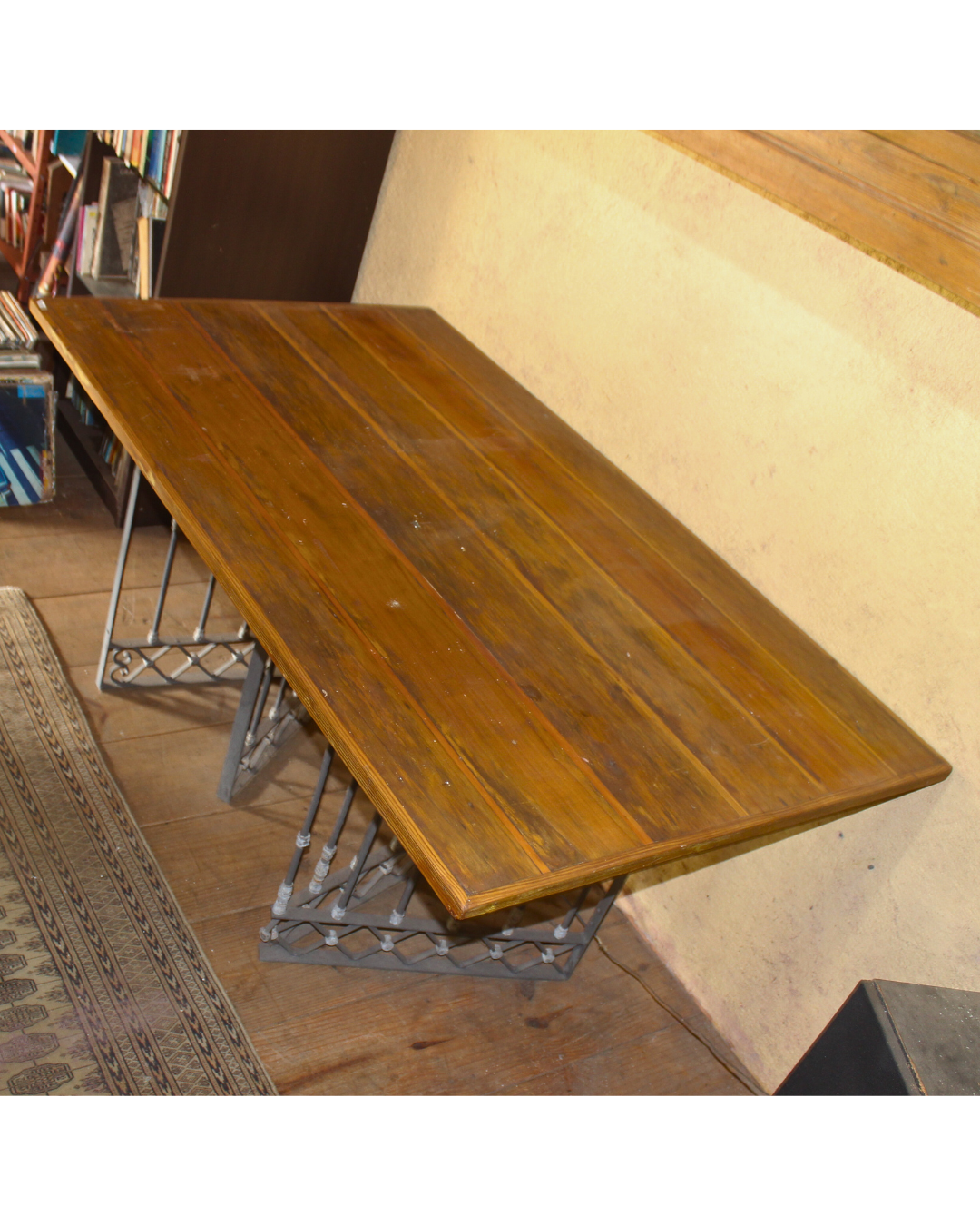 Mesa de Jantar / Trabalho Industrial com Base de Grades de Ferro e Tampo de Madeira (164cm)