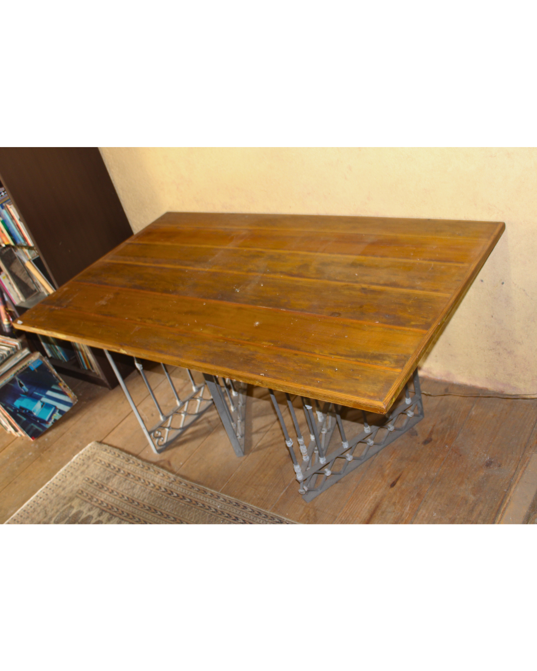 Mesa de Jantar / Trabalho Industrial com Base de Grades de Ferro e Tampo de Madeira (164cm)