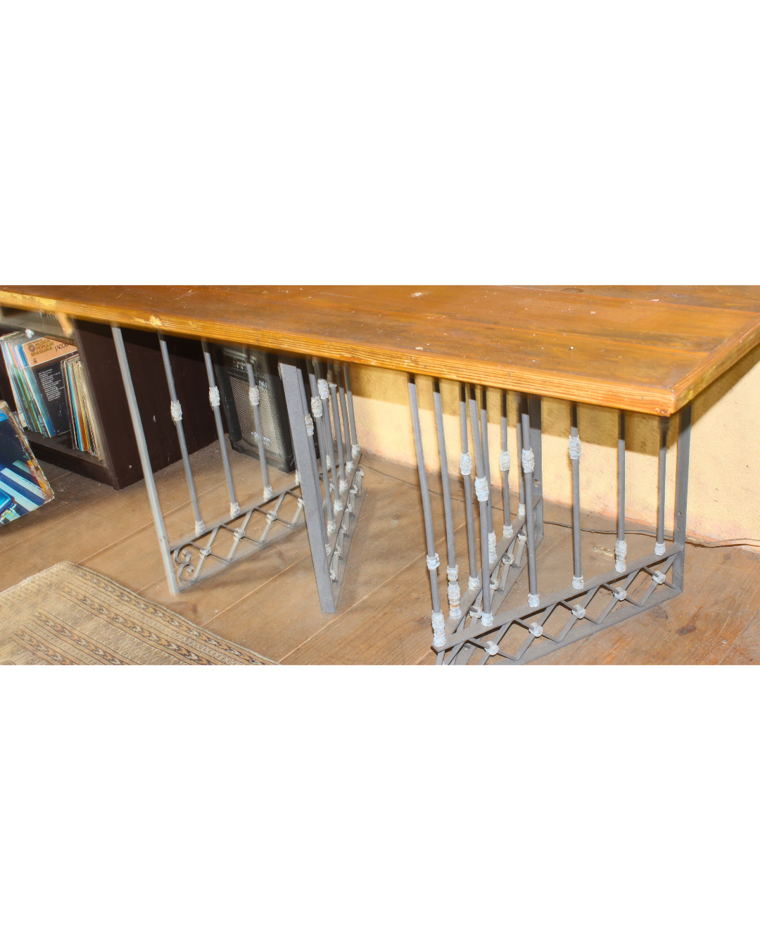 Mesa de Jantar / Trabalho Industrial com Base de Grades de Ferro e Tampo de Madeira (164cm)