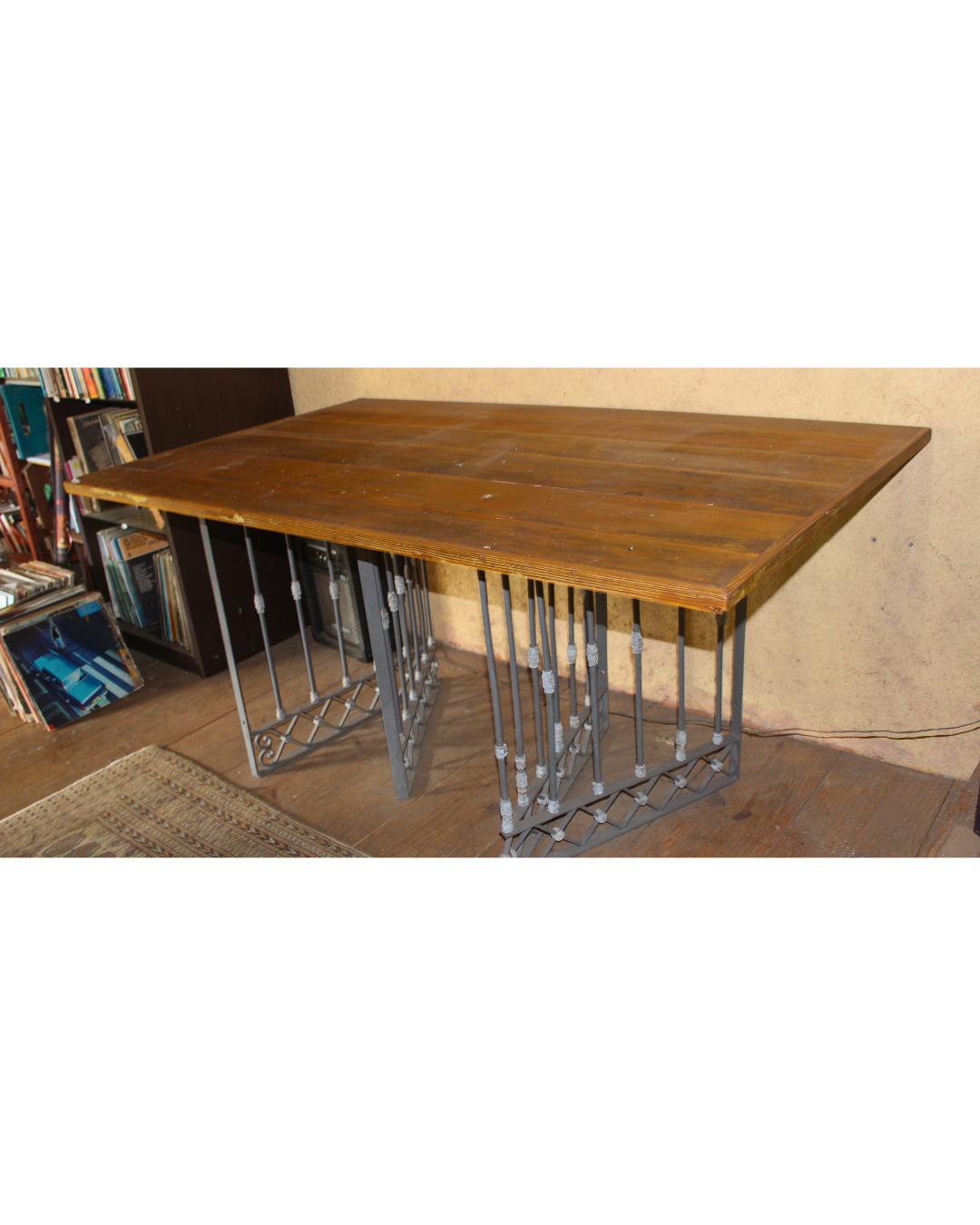 Mesa de Jantar / Trabalho Industrial com Base de Grades de Ferro e Tampo de Madeira (164cm)