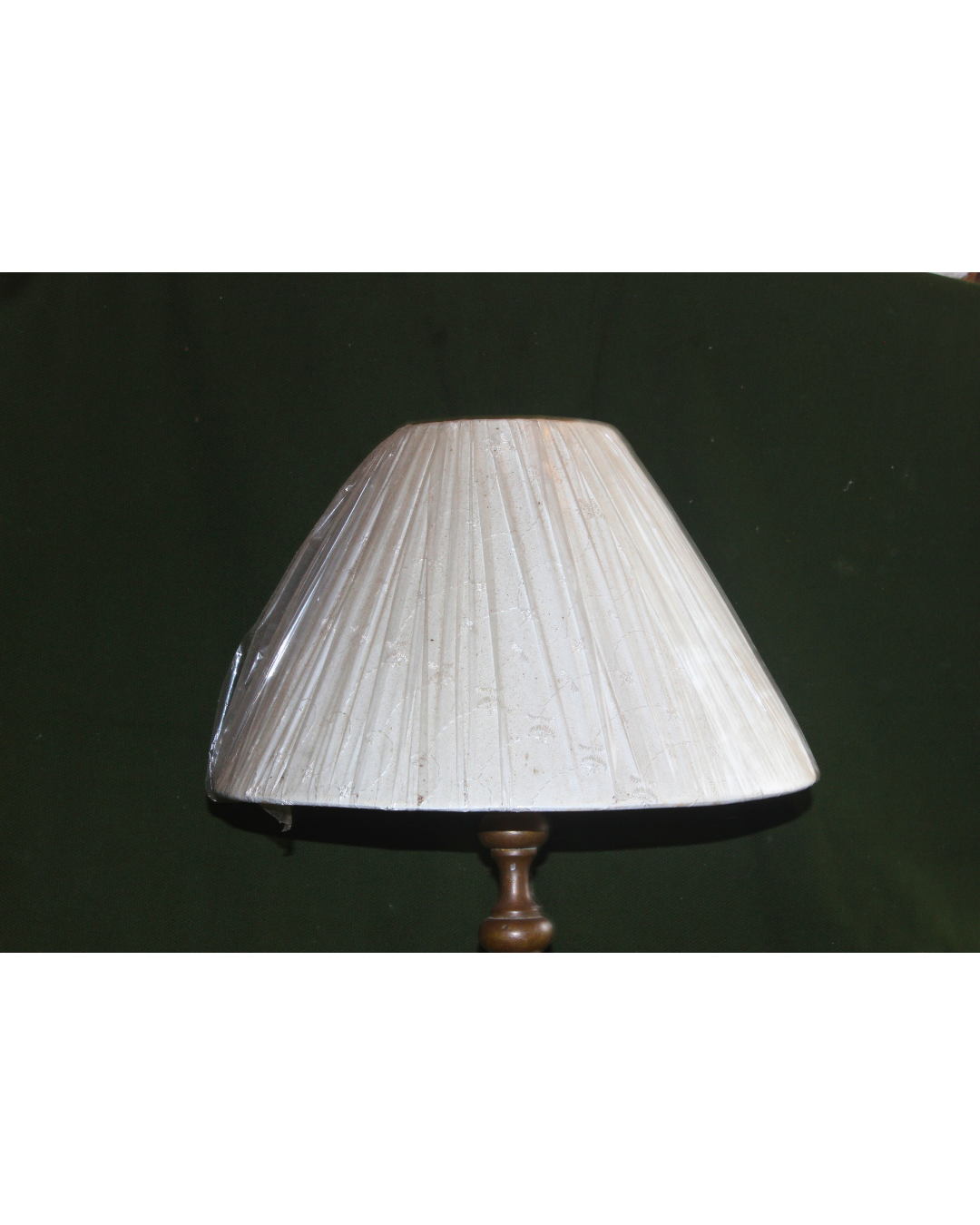 Abajur Clássico de Mesa em Metal Torneado Dourado com Cúpula Plissada Nova
