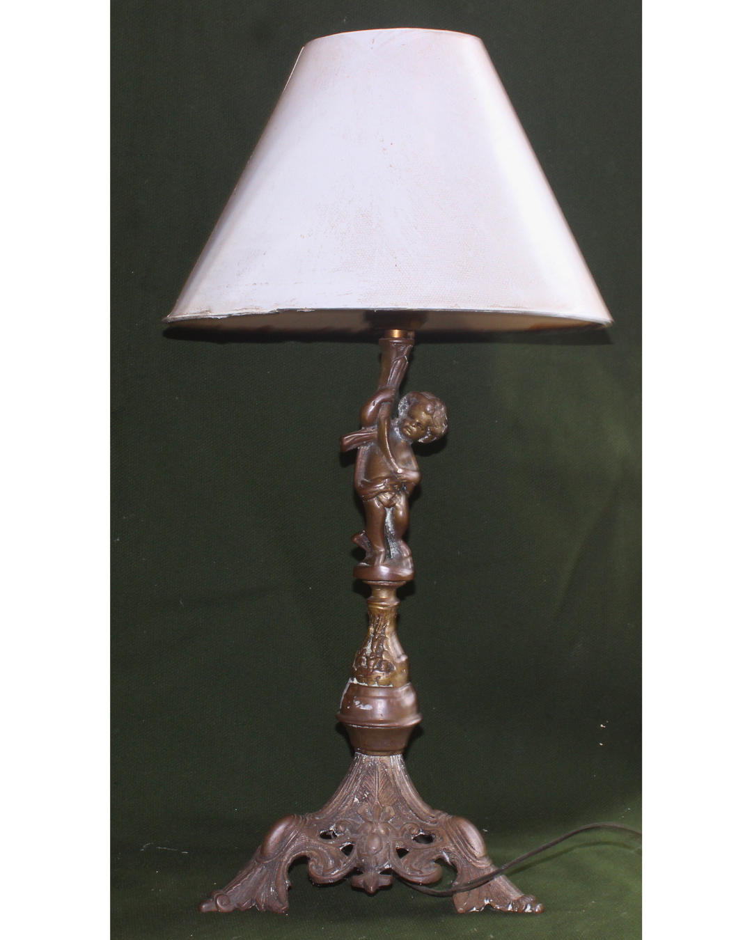Abajur Clássico Vintage em Metal Bronzeado com Figura Querubim e Cúpula Cônica