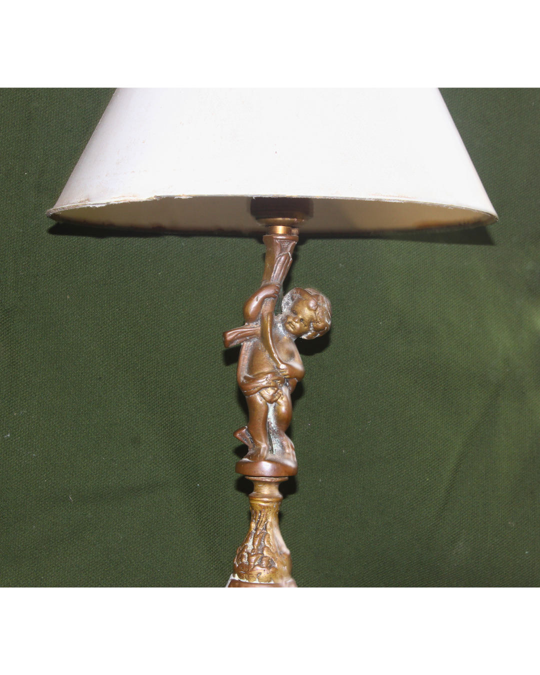 Abajur Clássico Vintage em Metal Bronzeado com Figura Querubim e Cúpula Cônica