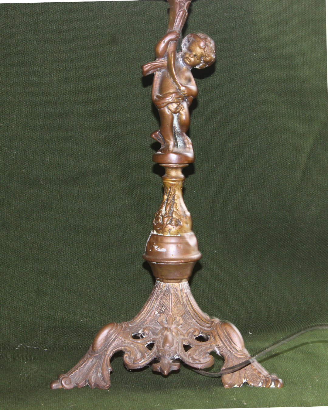 Abajur Clássico Vintage em Metal Bronzeado com Figura Querubim e Cúpula Cônica