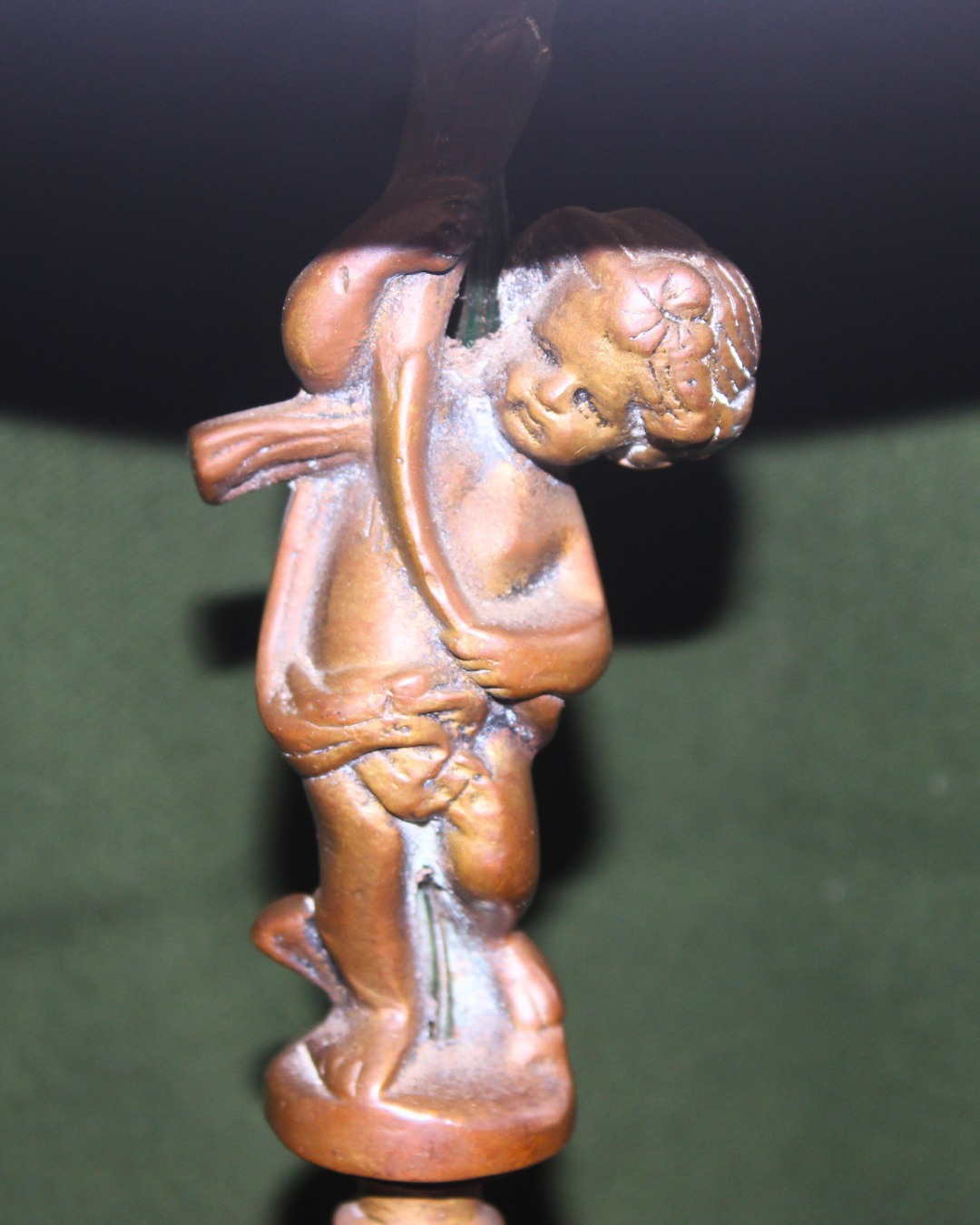 Abajur Clássico Vintage em Metal Bronzeado com Figura Querubim e Cúpula Cônica