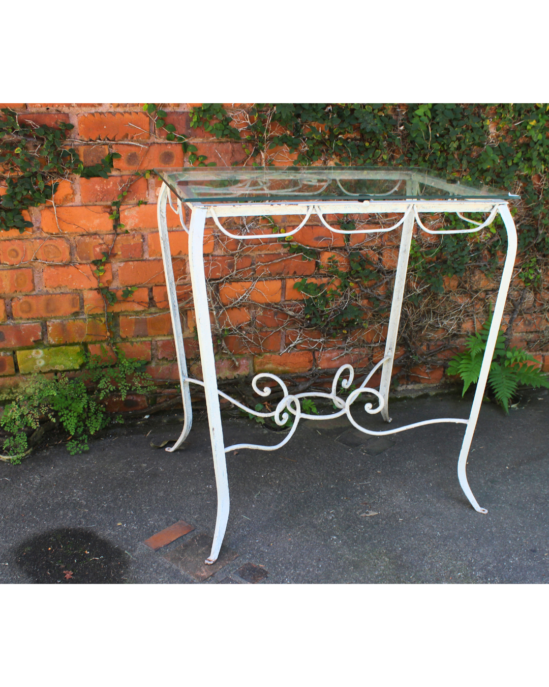 Mesa Lateral / Aparador Vintage em Ferro Branco Trabalhado com Tampo de Vidro
